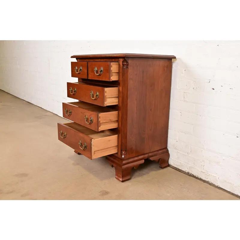 Table de nuit ou commode de célibataire géorgienne Stickley en bois de cerisier massif en vente 2