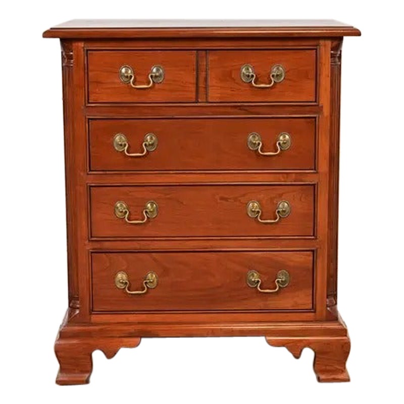 Table de nuit ou commode de célibataire géorgienne Stickley en bois de cerisier massif