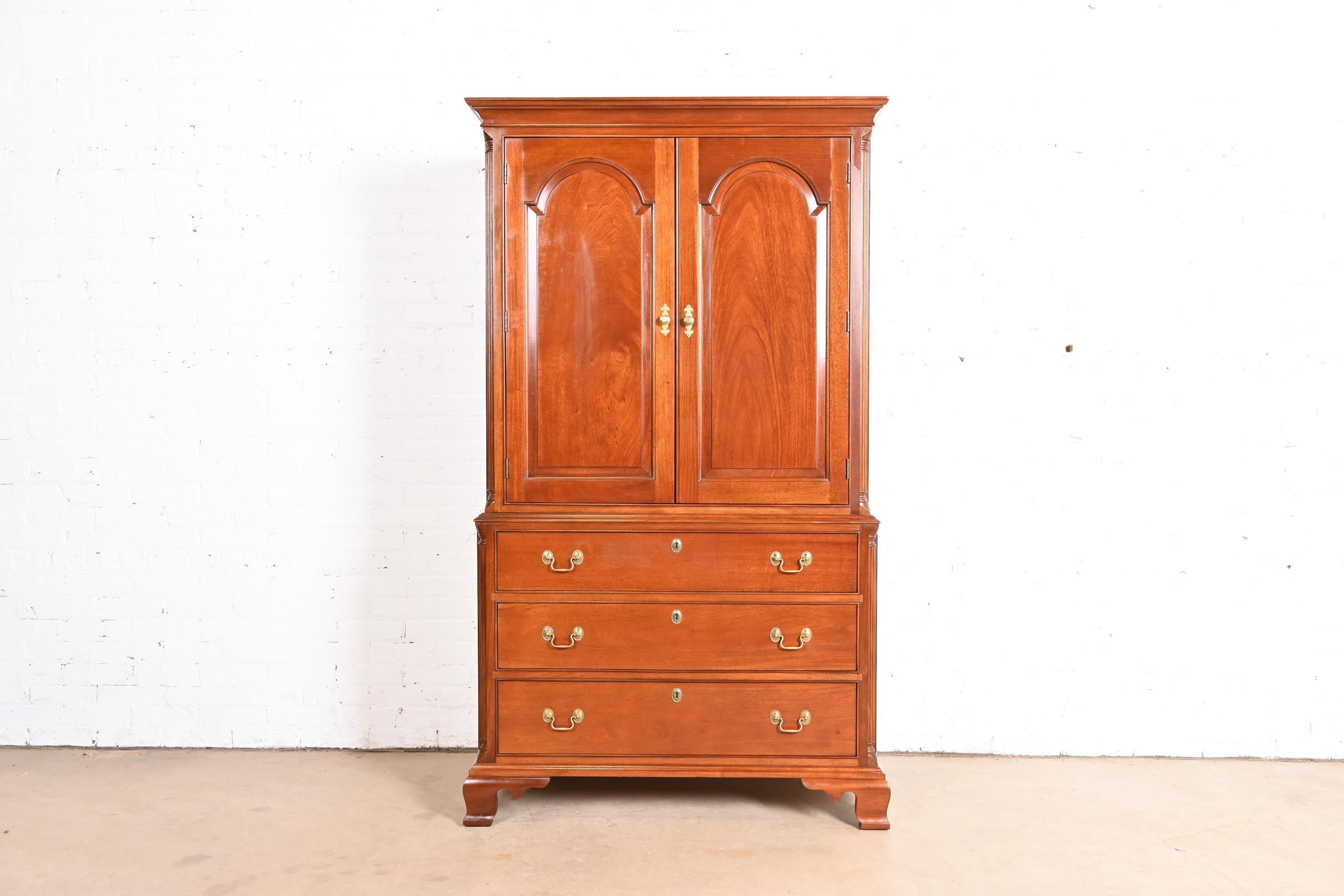 Uno splendido comò armoire in stile georgiano o Chippendale, una pressa per biancheria o una cassapanca da uomo.

Da Stickley

Stati Uniti, circa fine XX secolo

Mogano massiccio, con ferramenta originale in ottone.

Misure: 42,38