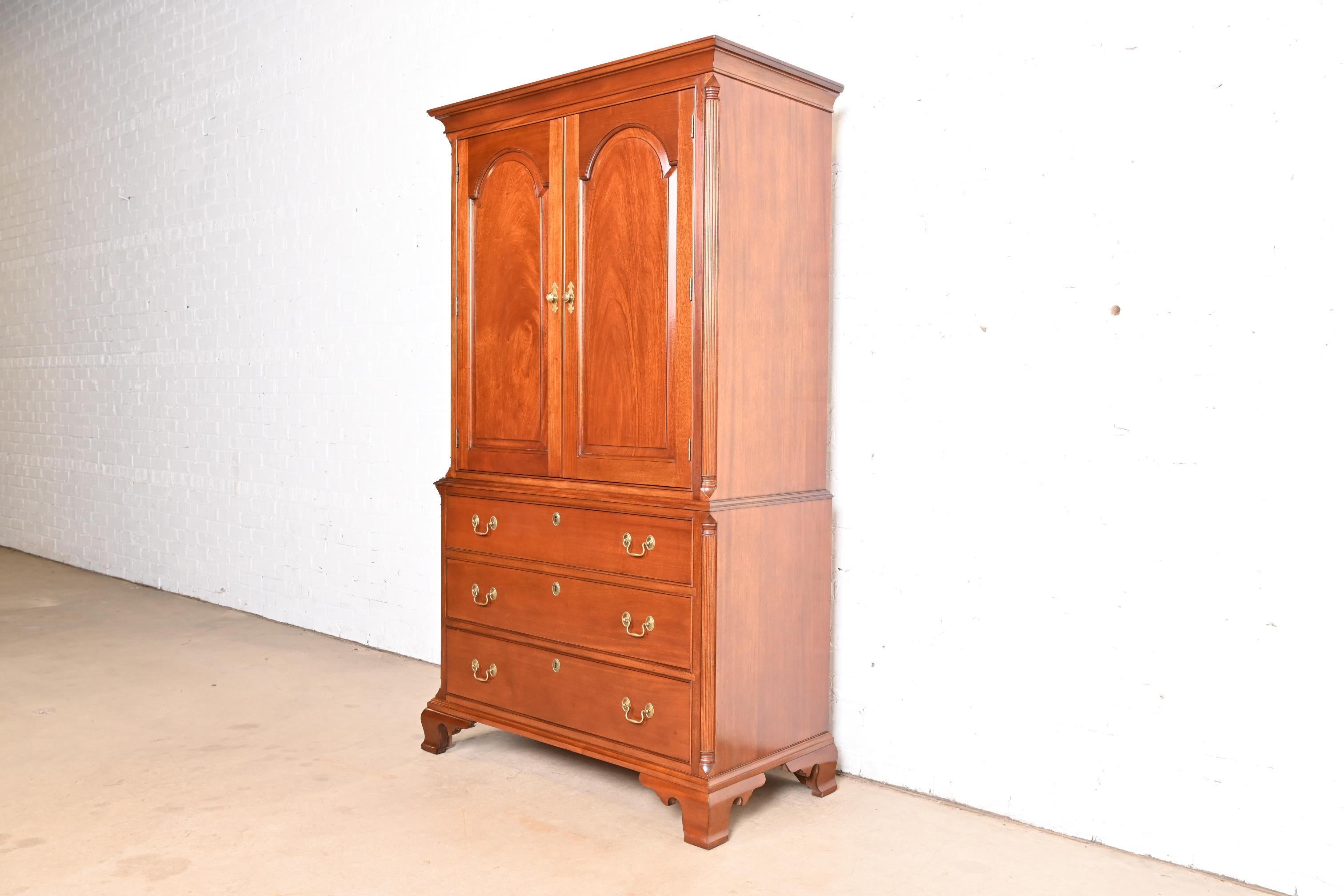 Americano Cassapanca per gentiluomini in mogano massiccio Stickley o pressa per biancheria in vendita