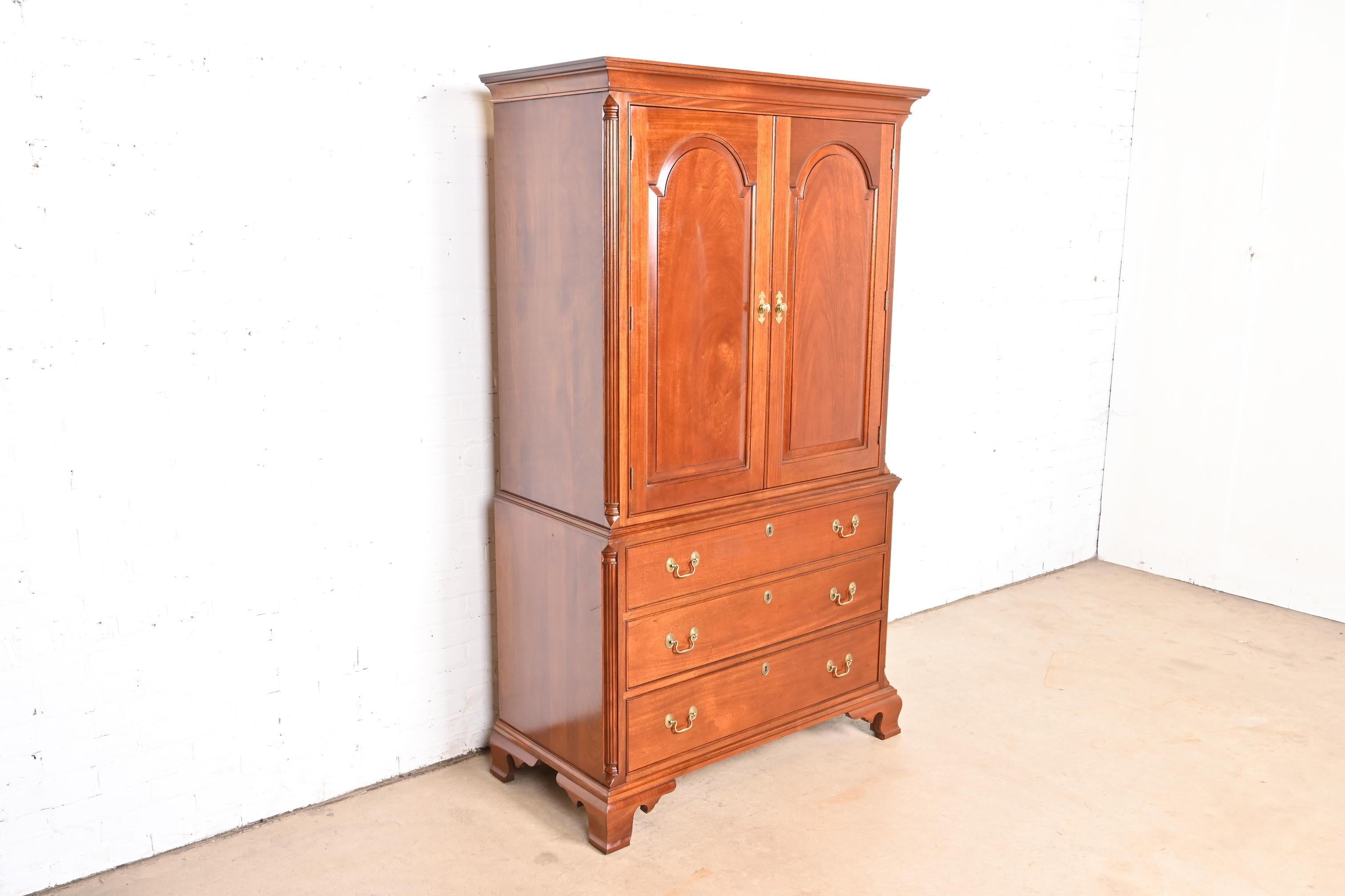 Cassapanca per gentiluomini in mogano massiccio Stickley o pressa per biancheria In condizioni buone in vendita a South Bend, IN