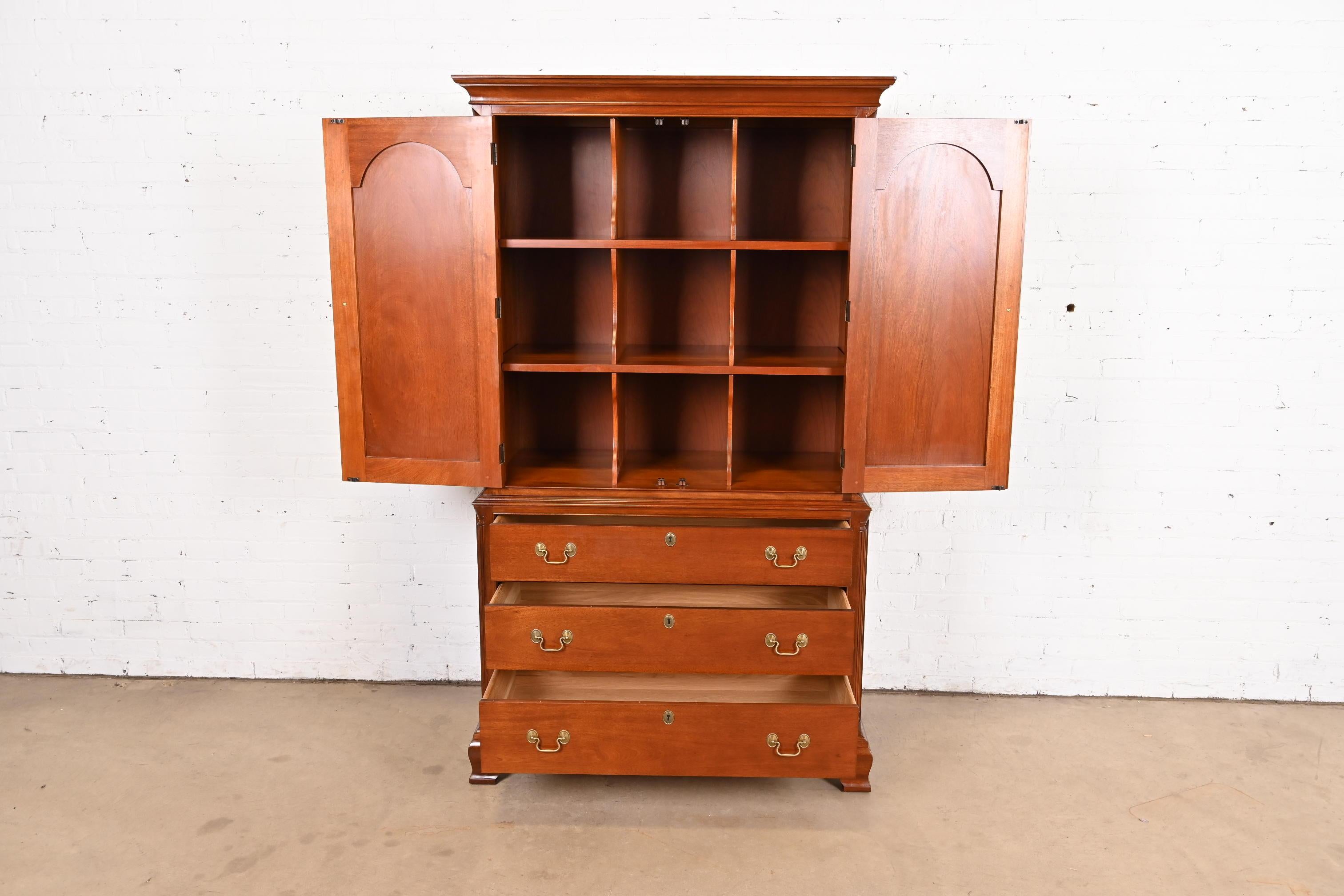 XX secolo Cassapanca per gentiluomini in mogano massiccio Stickley o pressa per biancheria in vendita