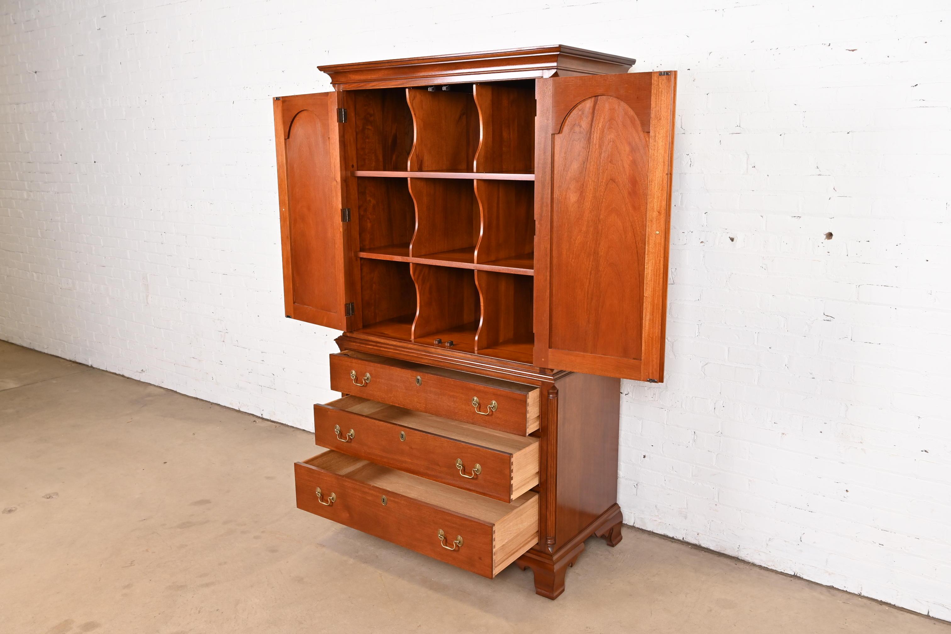 Ottone Cassapanca per gentiluomini in mogano massiccio Stickley o pressa per biancheria in vendita