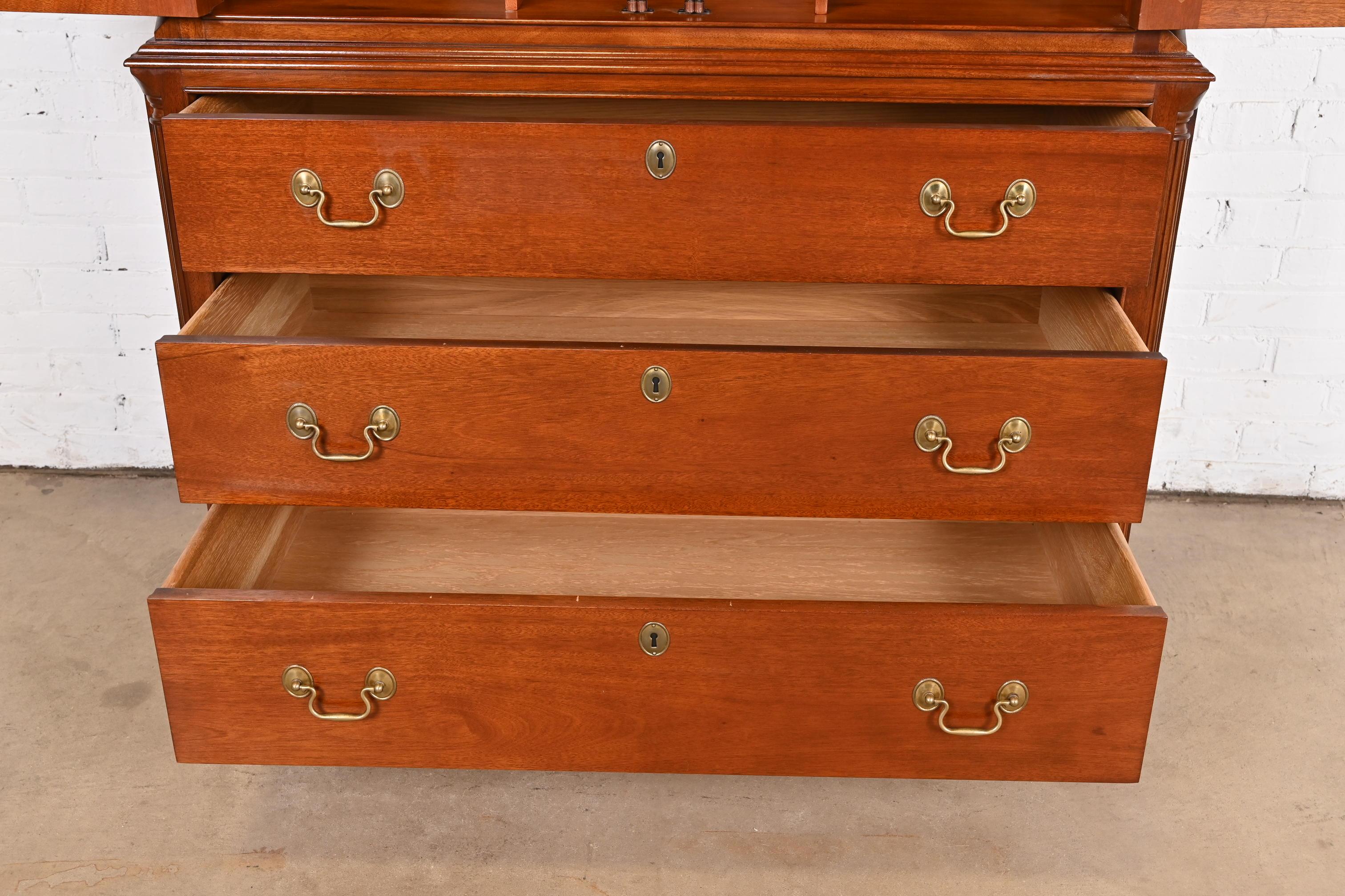 Cassapanca per gentiluomini in mogano massiccio Stickley o pressa per biancheria in vendita 1