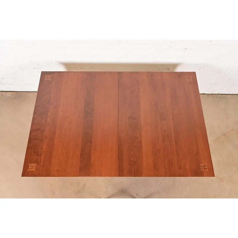Mesa de comedor extensible de madera de cerezo Stickley Harvey Ellis, recién acabada en venta 3