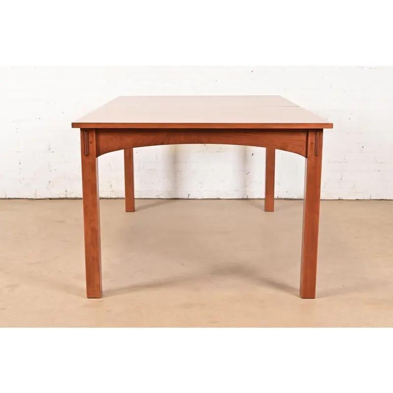 Mesa de comedor extensible de madera de cerezo Stickley Harvey Ellis, recién acabada en venta 5