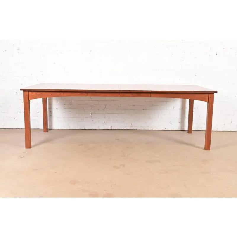 Mesa de comedor extensible de madera de cerezo Stickley Harvey Ellis, recién acabada Estadounidense en venta