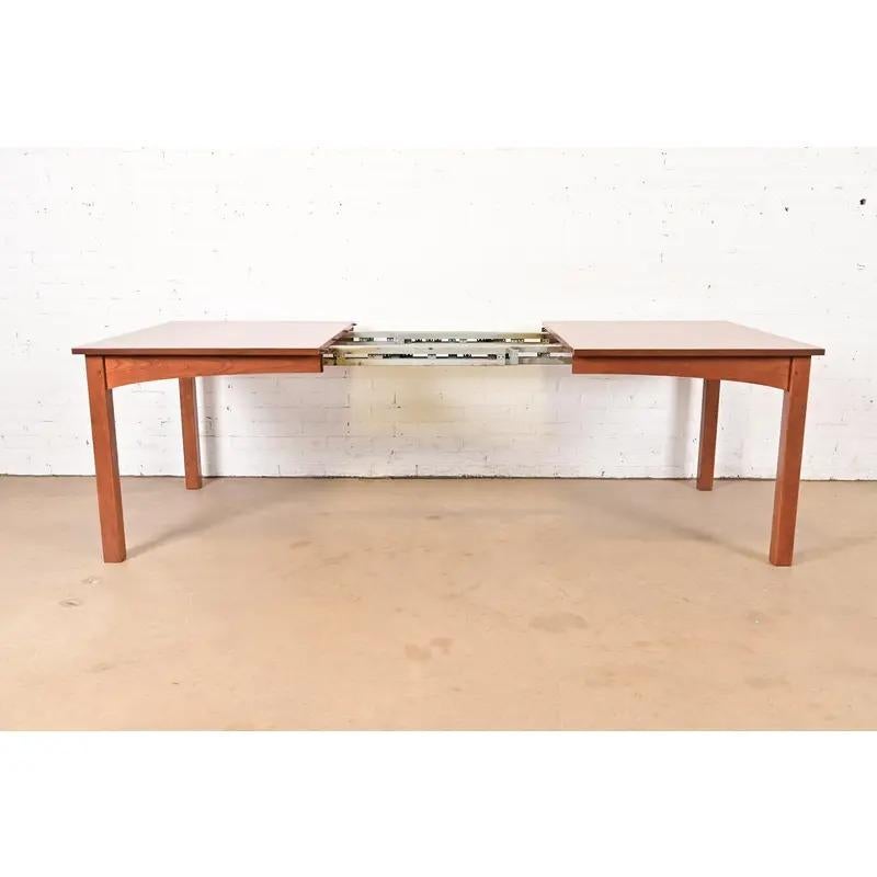 Mesa de comedor extensible de madera de cerezo Stickley Harvey Ellis, recién acabada Cereza en venta