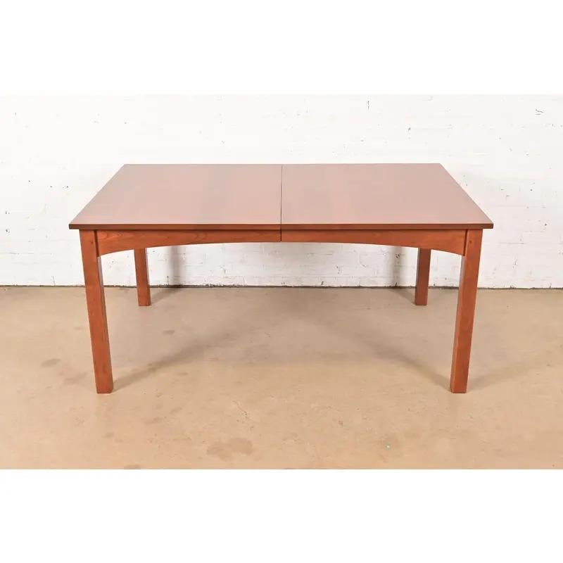 Mesa de comedor extensible de madera de cerezo Stickley Harvey Ellis, recién acabada en venta 1