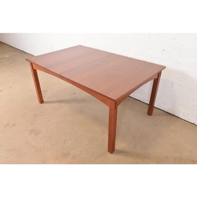 Mesa de comedor extensible de madera de cerezo Stickley Harvey Ellis, recién acabada en venta 2