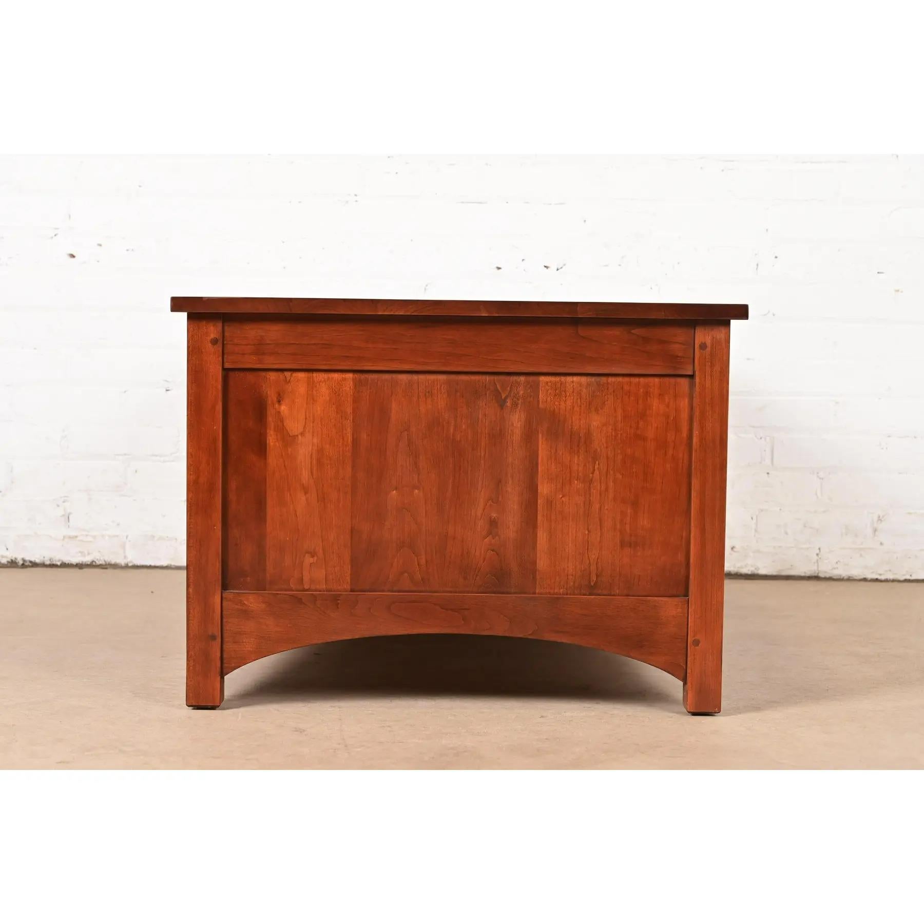 Table basse en bois de cerisier marqueté Stickley Harvey Ellis Collectional Arts & Crafts en vente 7