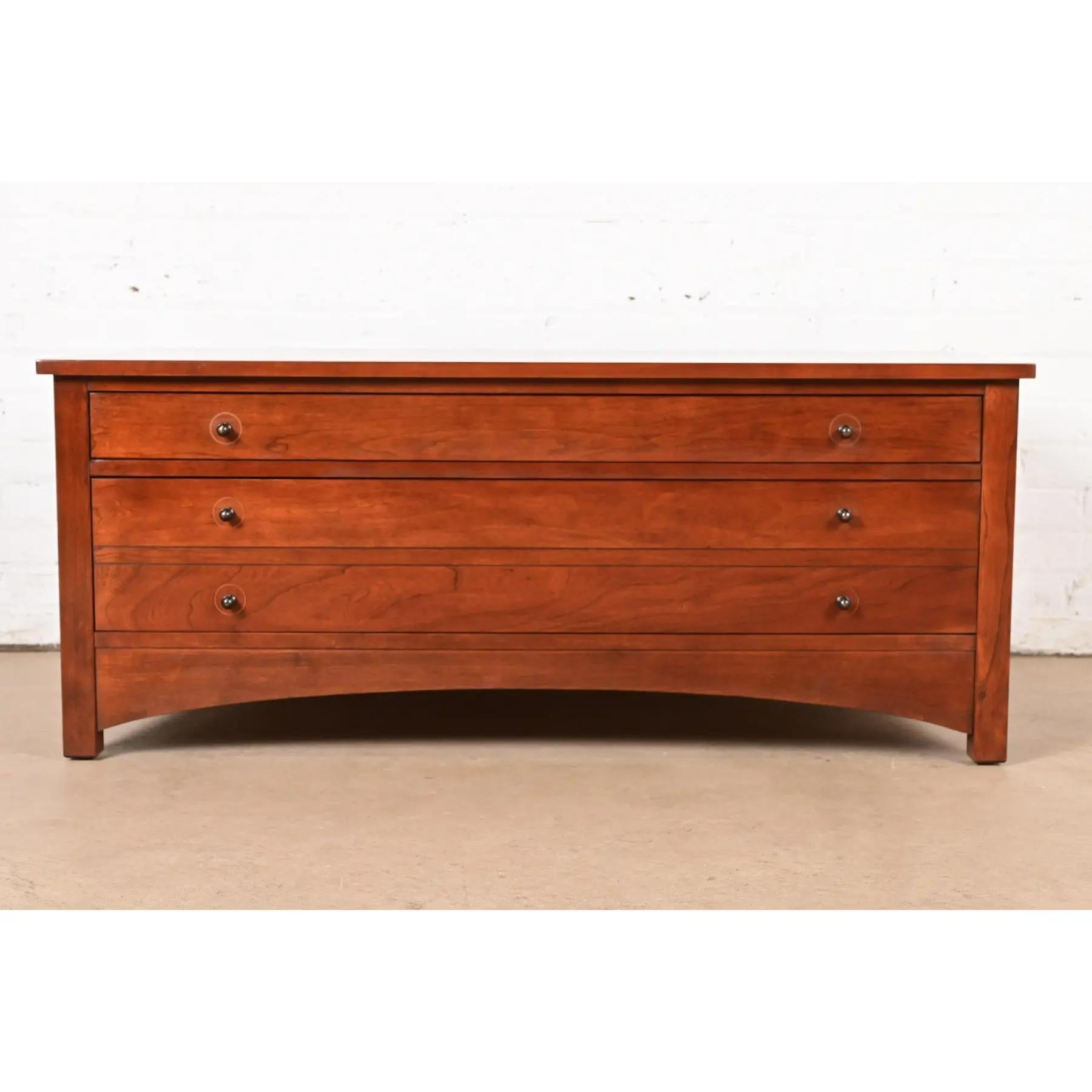 Américain Table basse en bois de cerisier marqueté Stickley Harvey Ellis Collectional Arts & Crafts en vente