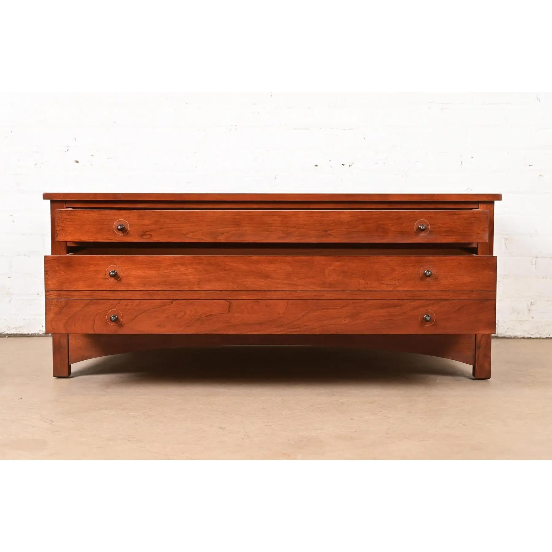 Cerise Table basse en bois de cerisier marqueté Stickley Harvey Ellis Collectional Arts & Crafts en vente