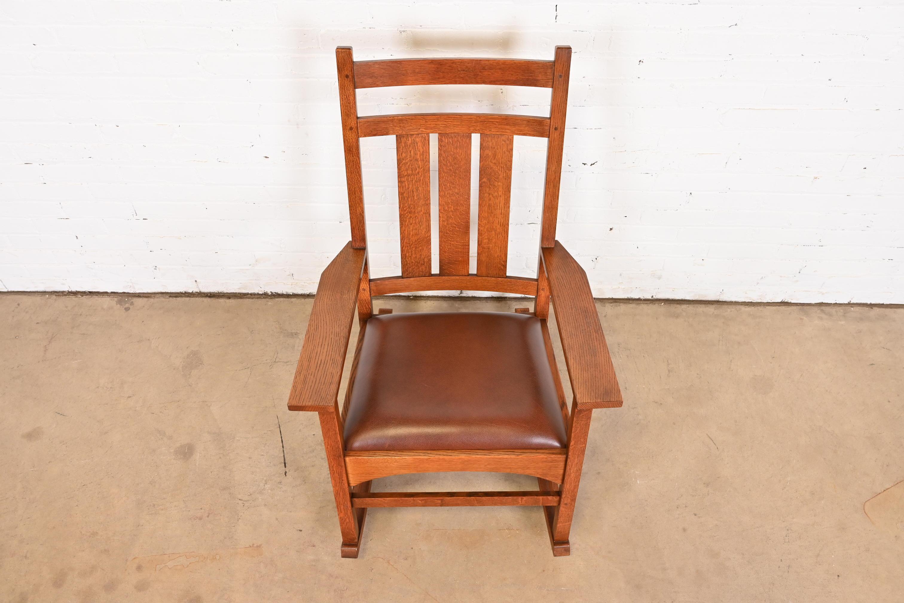 Chaise à bascule Stickley Harvey Ellis Collection Arts & Crafts en chêne et cuir en vente 3