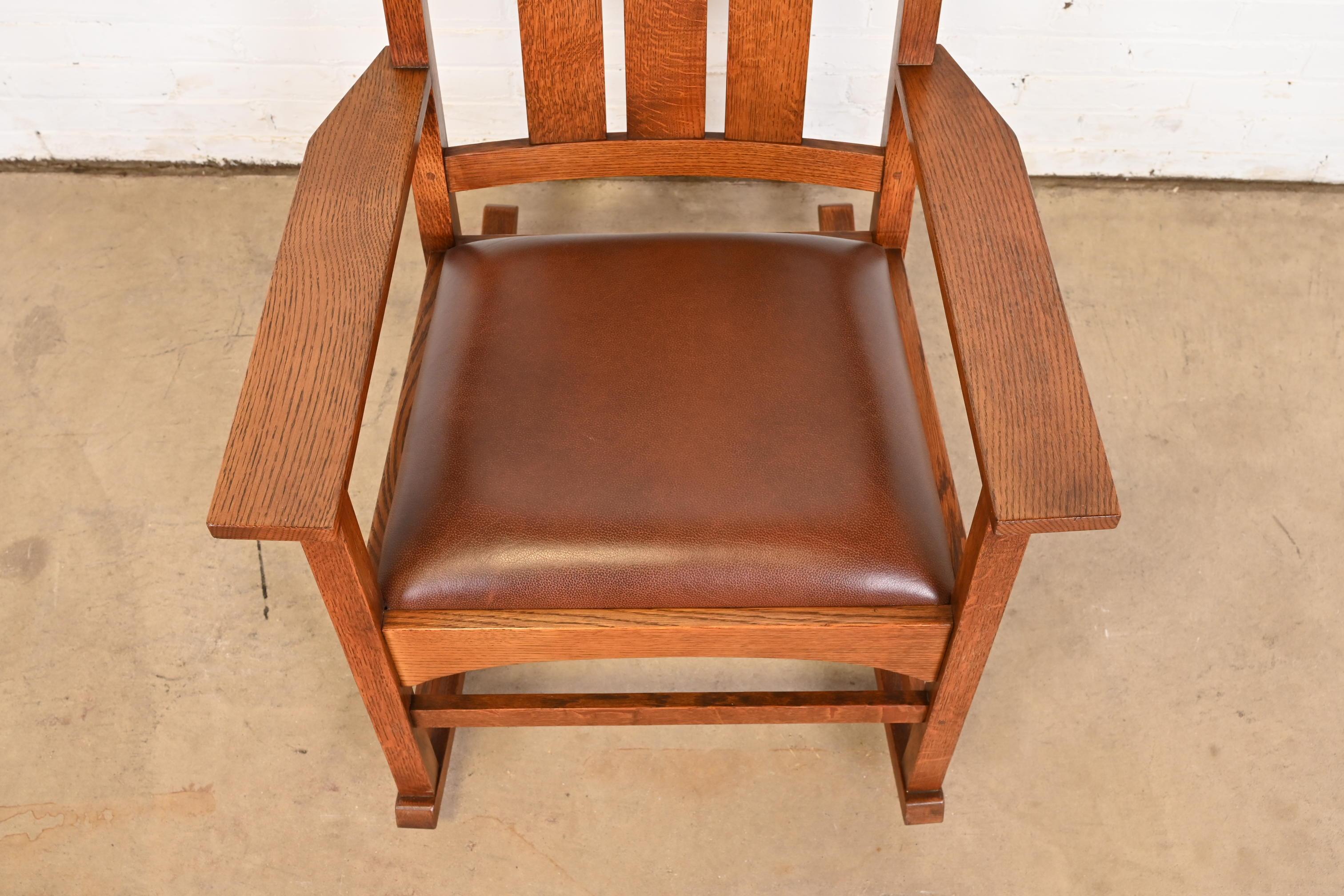 Chaise à bascule Stickley Harvey Ellis Collection Arts & Crafts en chêne et cuir en vente 4