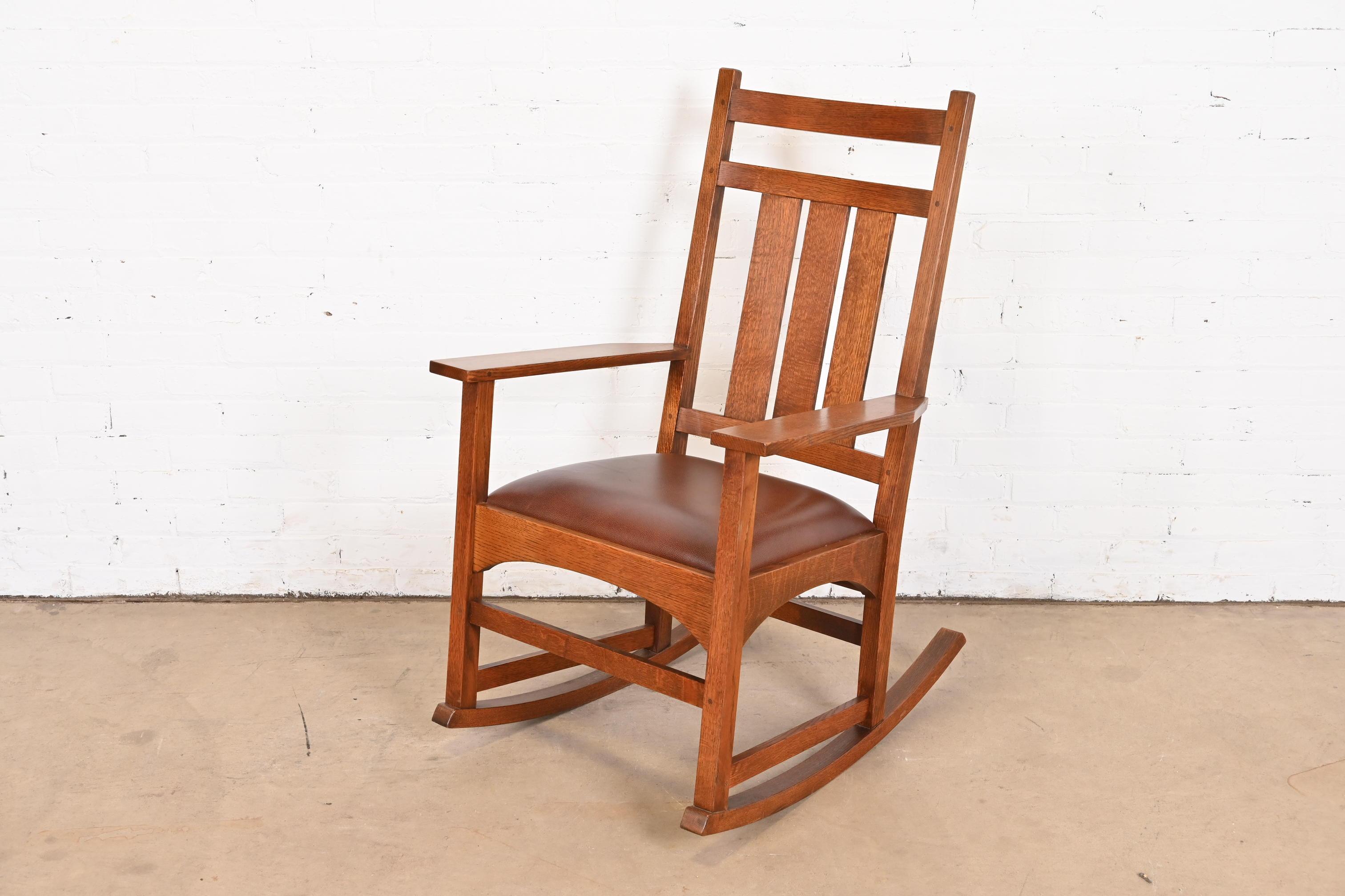 Chaise à bascule Stickley Harvey Ellis Collection Arts & Crafts en chêne et cuir en vente 5