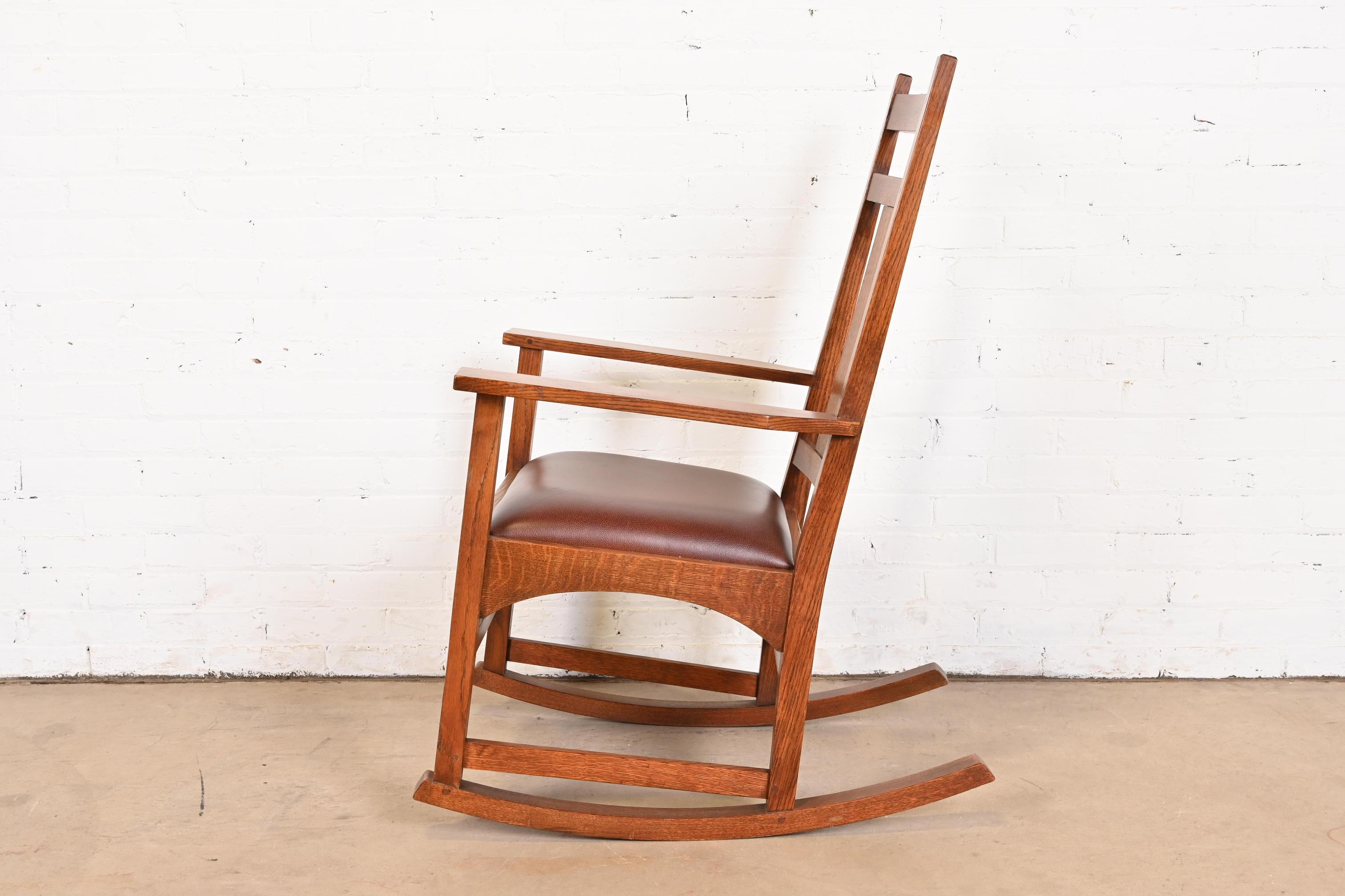 Chaise à bascule Stickley Harvey Ellis Collection Arts & Crafts en chêne et cuir en vente 6