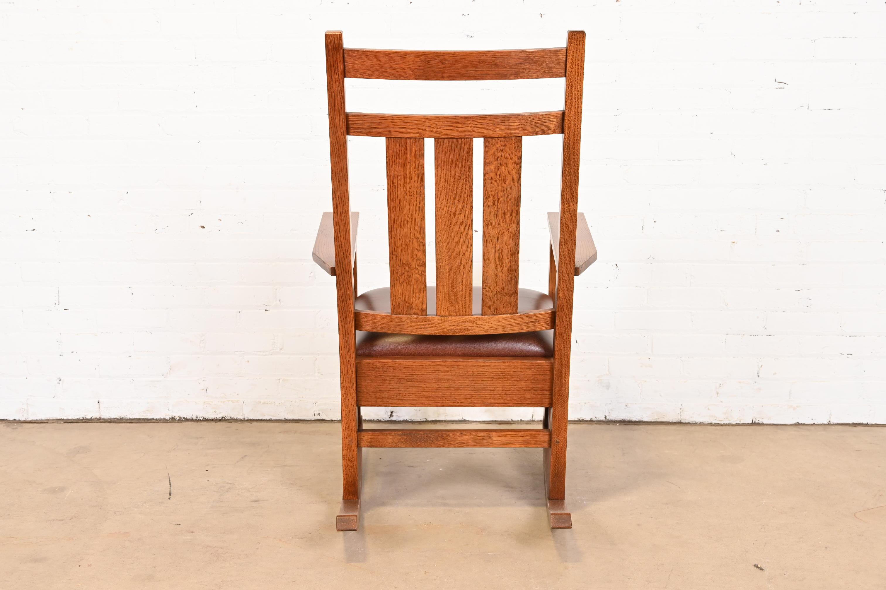 Chaise à bascule Stickley Harvey Ellis Collection Arts & Crafts en chêne et cuir en vente 7