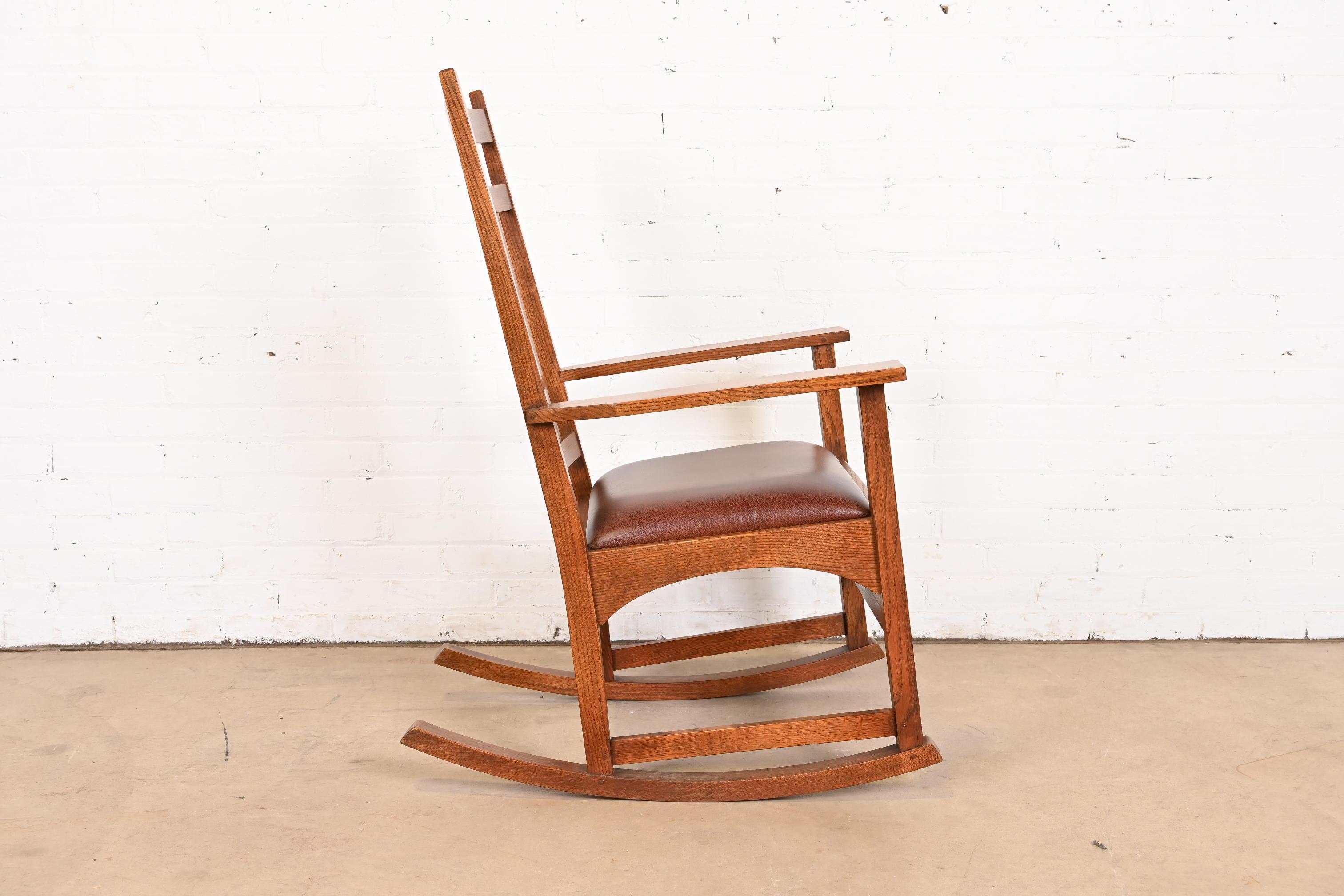Chaise à bascule Stickley Harvey Ellis Collection Arts & Crafts en chêne et cuir en vente 8