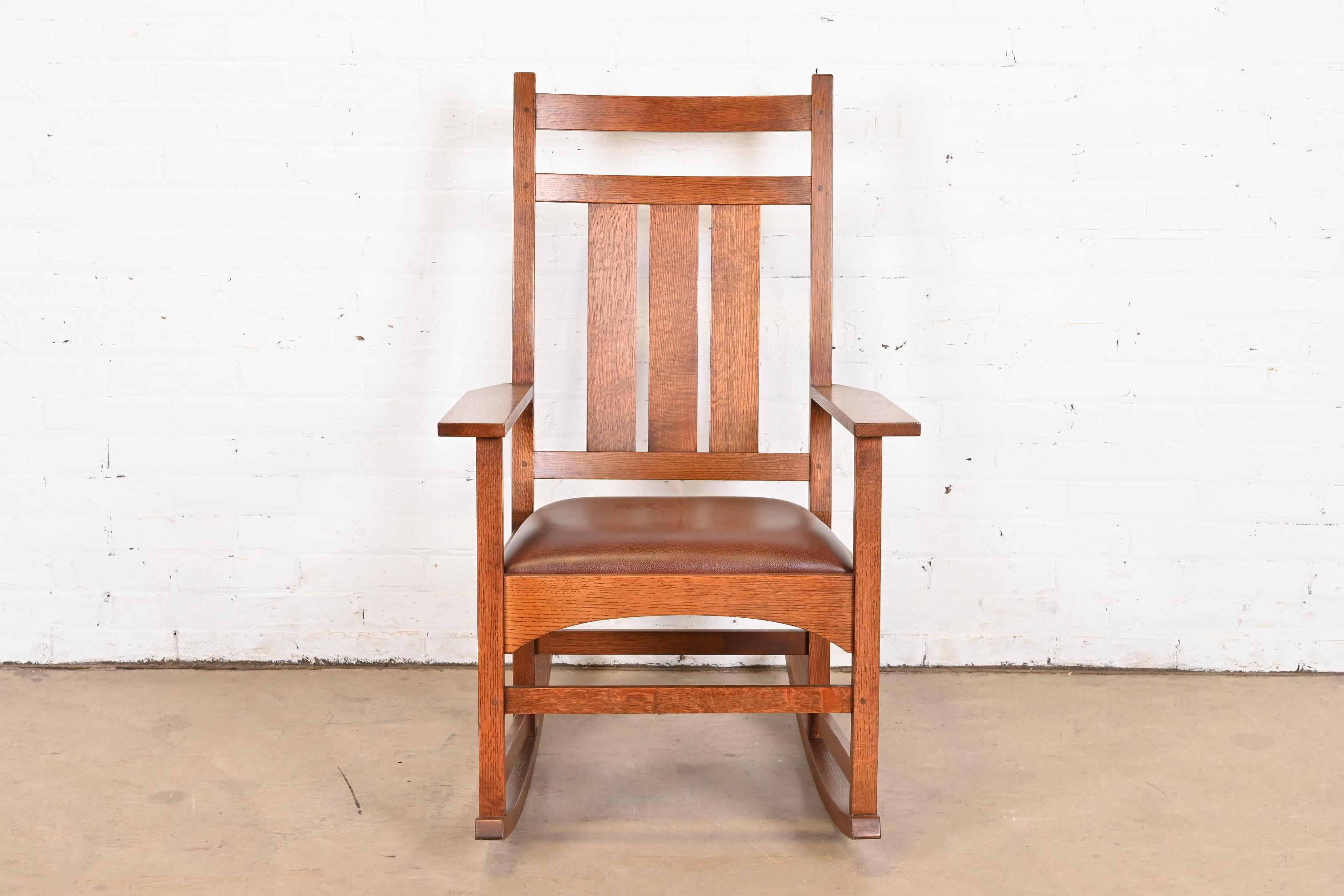 Américain Chaise à bascule Stickley Harvey Ellis Collection Arts & Crafts en chêne et cuir en vente