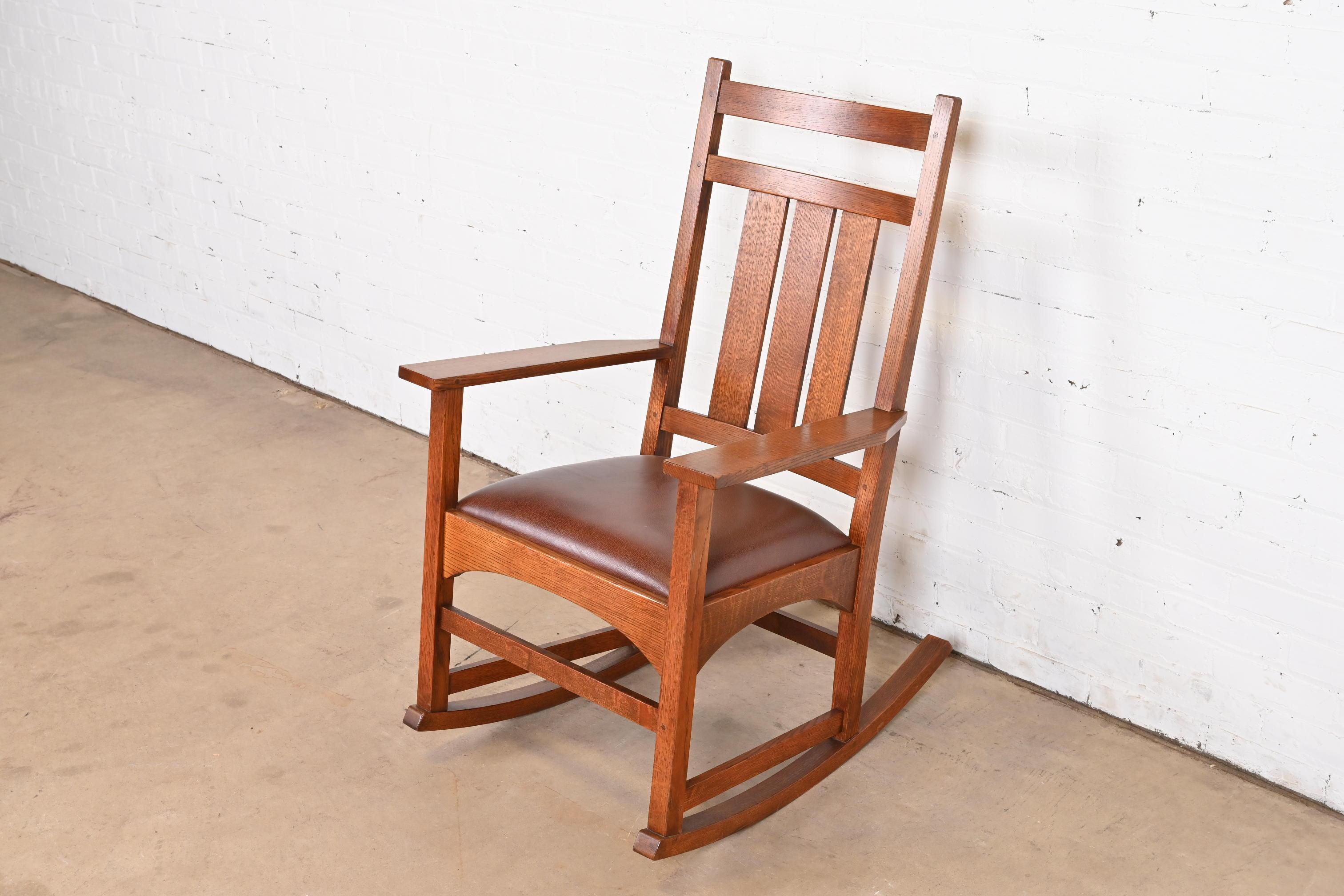 Chaise à bascule Stickley Harvey Ellis Collection Arts & Crafts en chêne et cuir Bon état - En vente à South Bend, IN