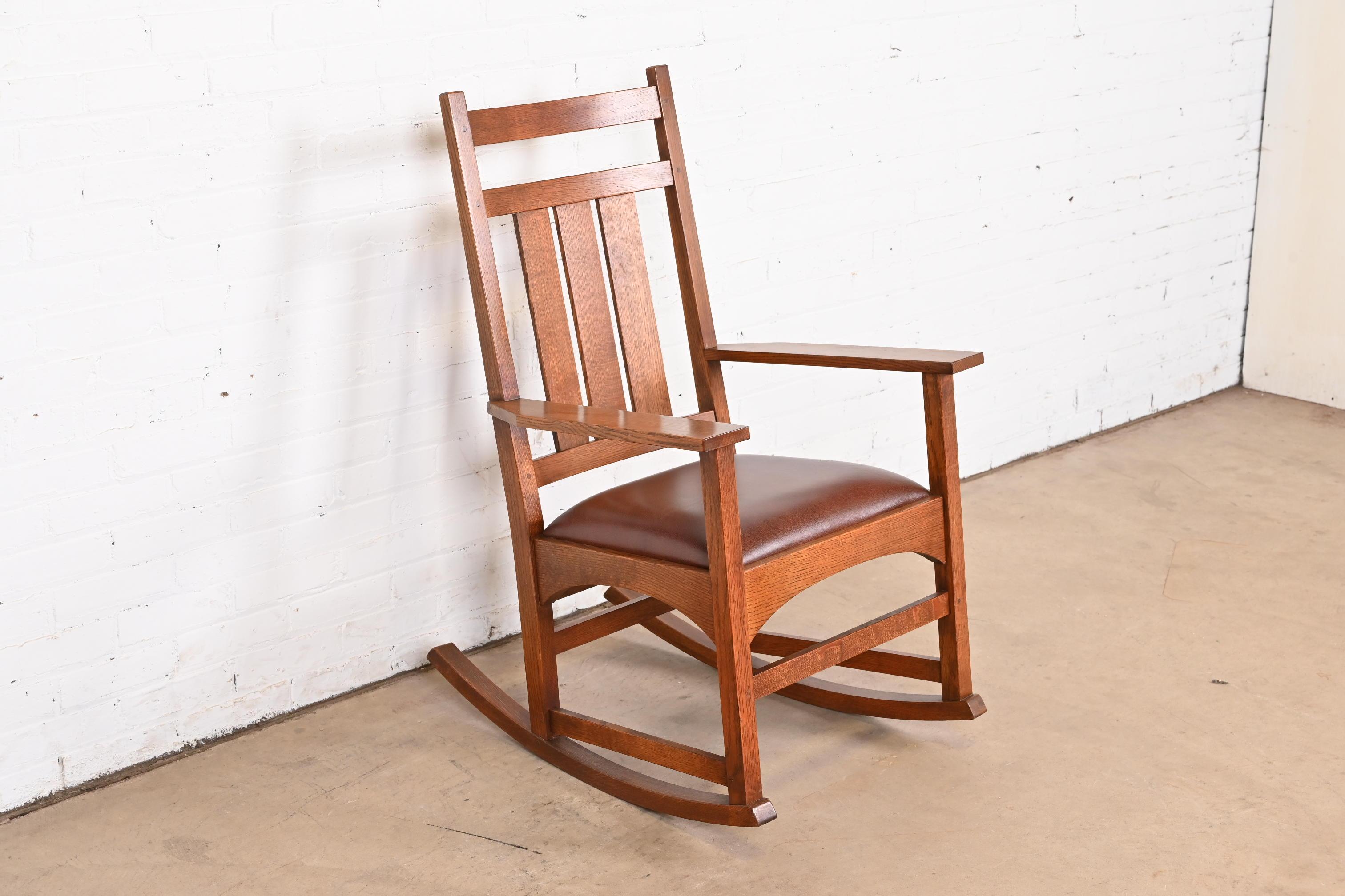 Cuir Chaise à bascule Stickley Harvey Ellis Collection Arts & Crafts en chêne et cuir en vente