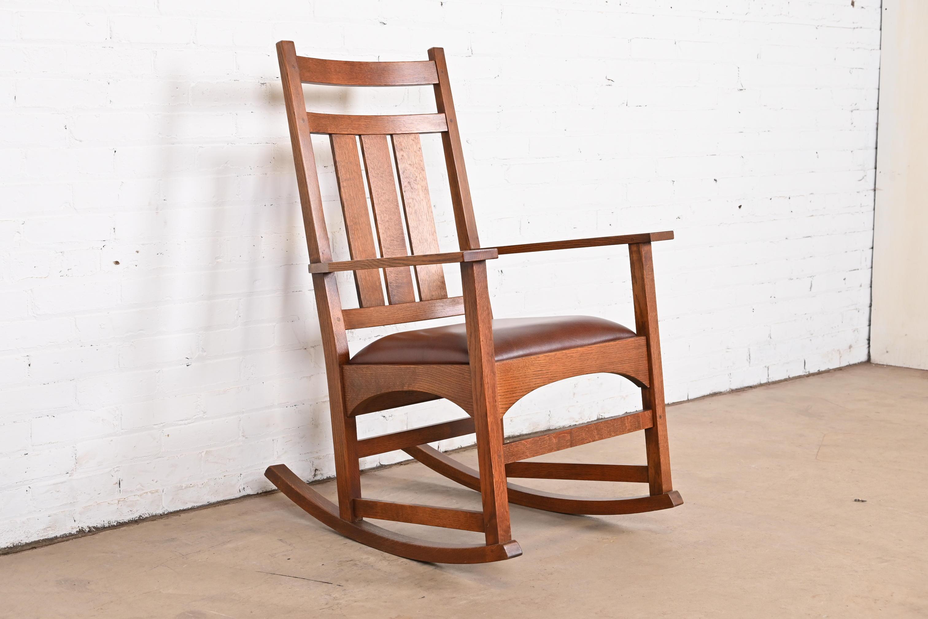 Chaise à bascule Stickley Harvey Ellis Collection Arts & Crafts en chêne et cuir en vente 1