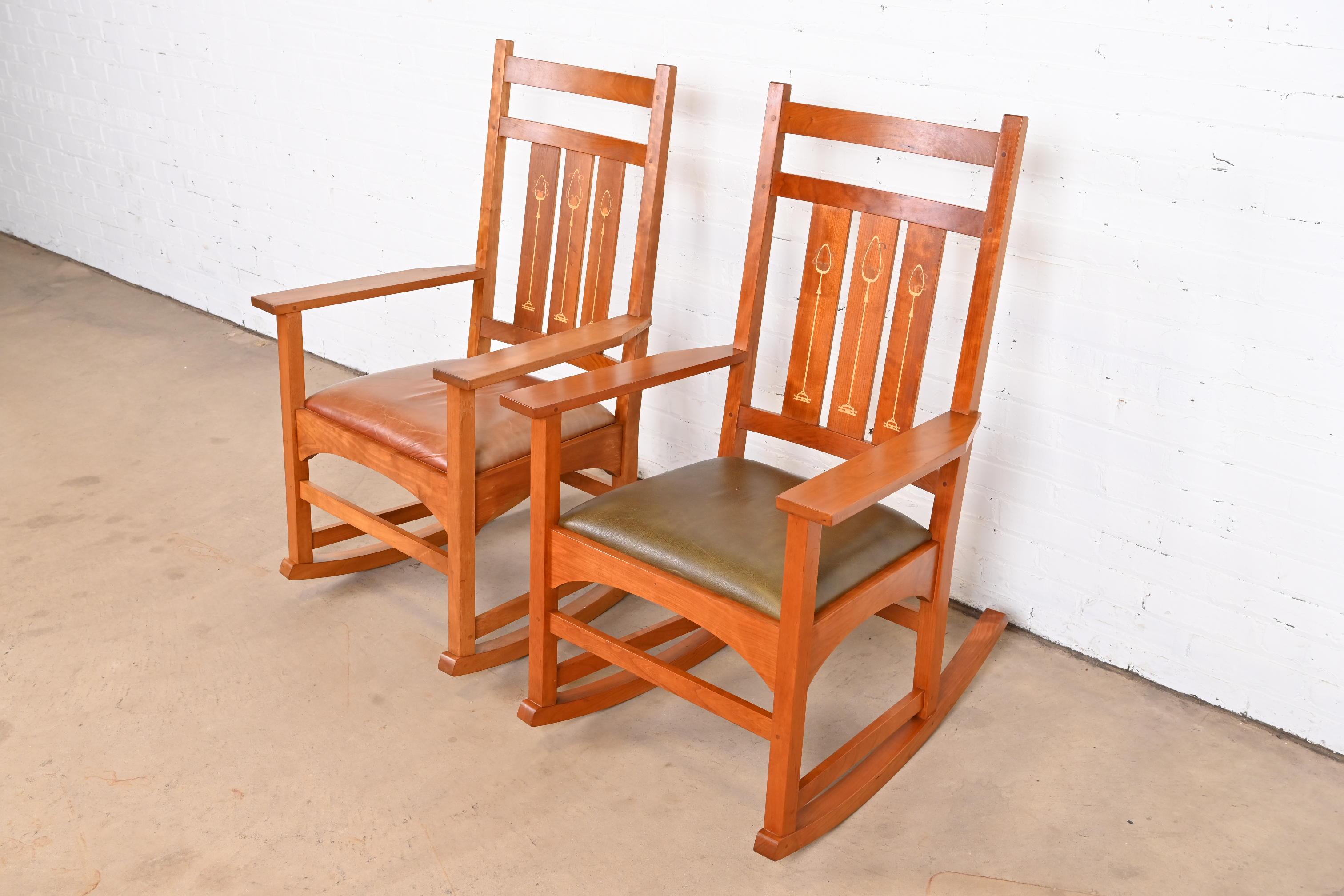 Chaise à bascule Arts & Crafts en bois de cerisier incrusté de la collection Stickley Harvey Ellis en vente 6