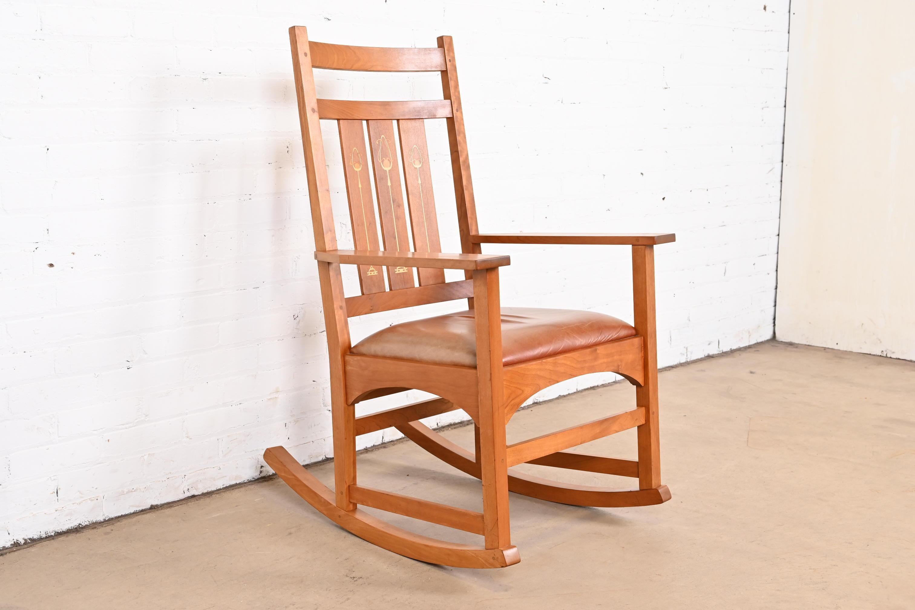 Cuir Chaise à bascule Arts & Crafts en bois de cerisier incrusté de la collection Stickley Harvey Ellis en vente