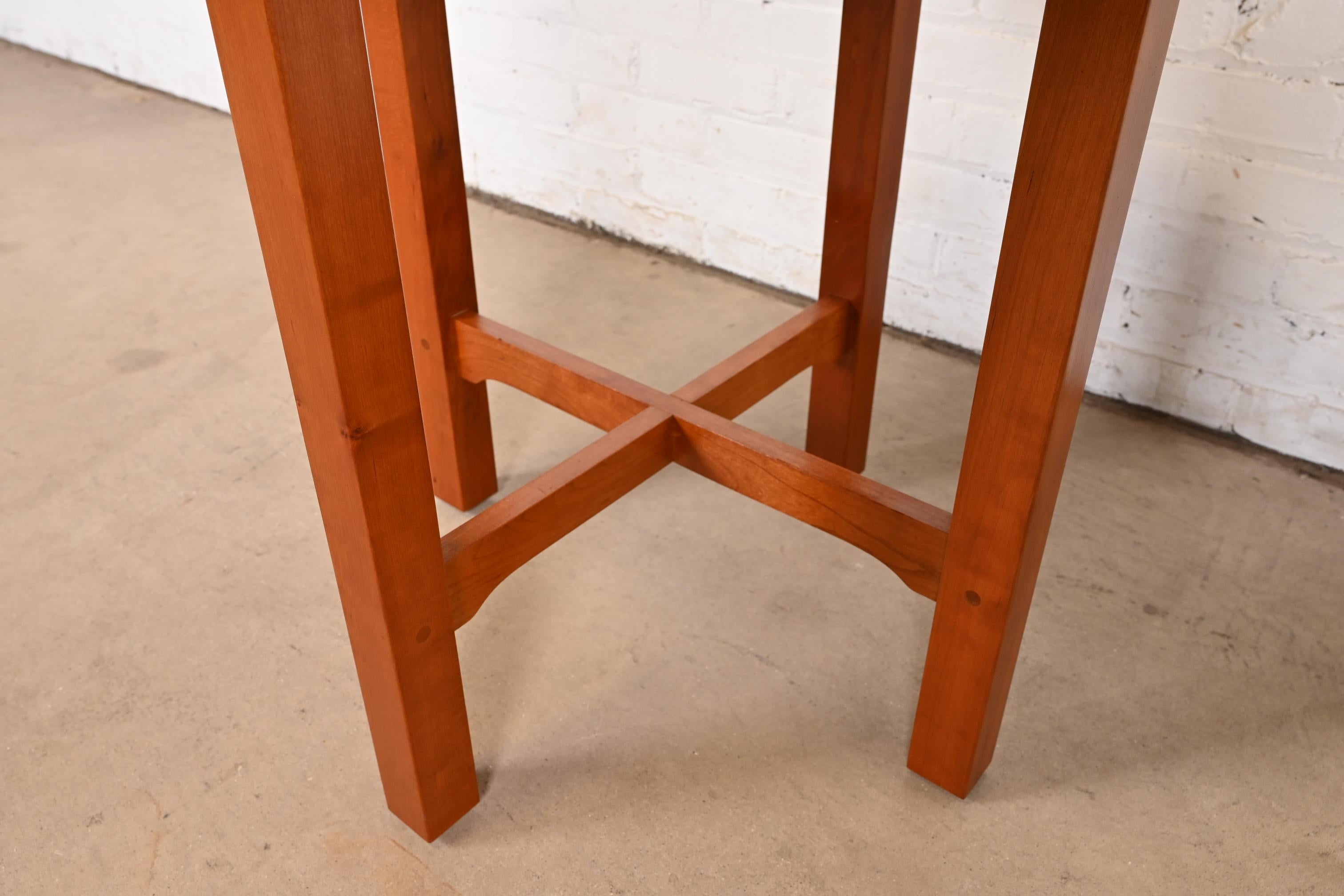 Stickley Harvey Ellis Kollektion Arts & Crafts Beistelltisch aus Kirschholz mit Intarsien aus Kirschbaumholz im Angebot 3