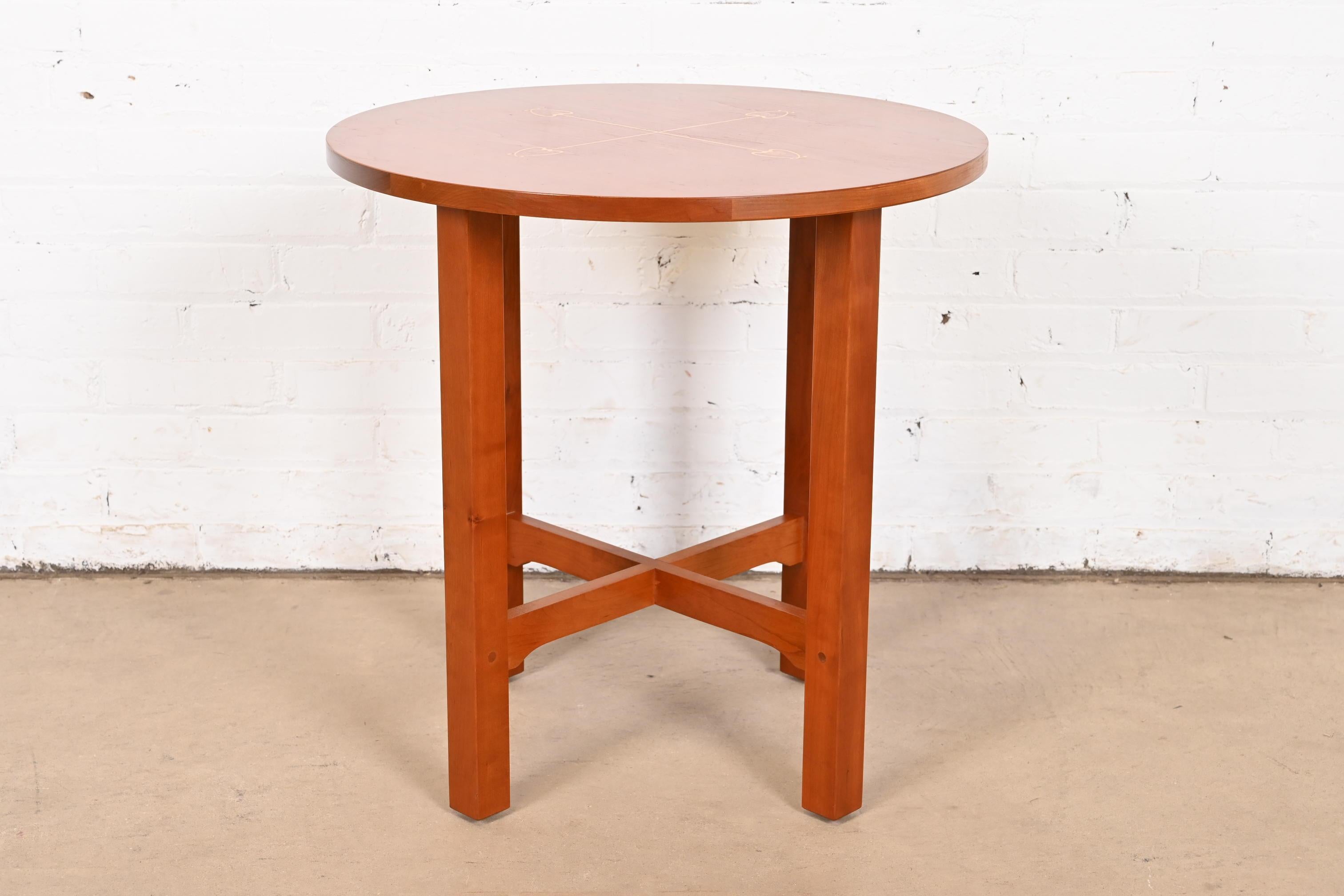 Stickley Harvey Ellis Kollektion Arts & Crafts Beistelltisch aus Kirschholz mit Intarsien aus Kirschbaumholz (Arts and Crafts) im Angebot