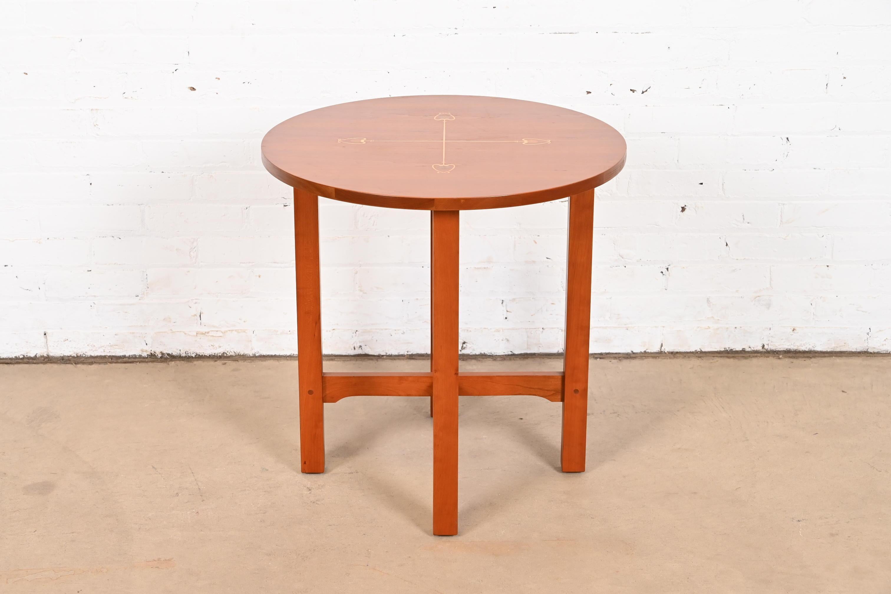 Stickley Harvey Ellis Kollektion Arts & Crafts Beistelltisch aus Kirschholz mit Intarsien aus Kirschbaumholz (amerikanisch) im Angebot