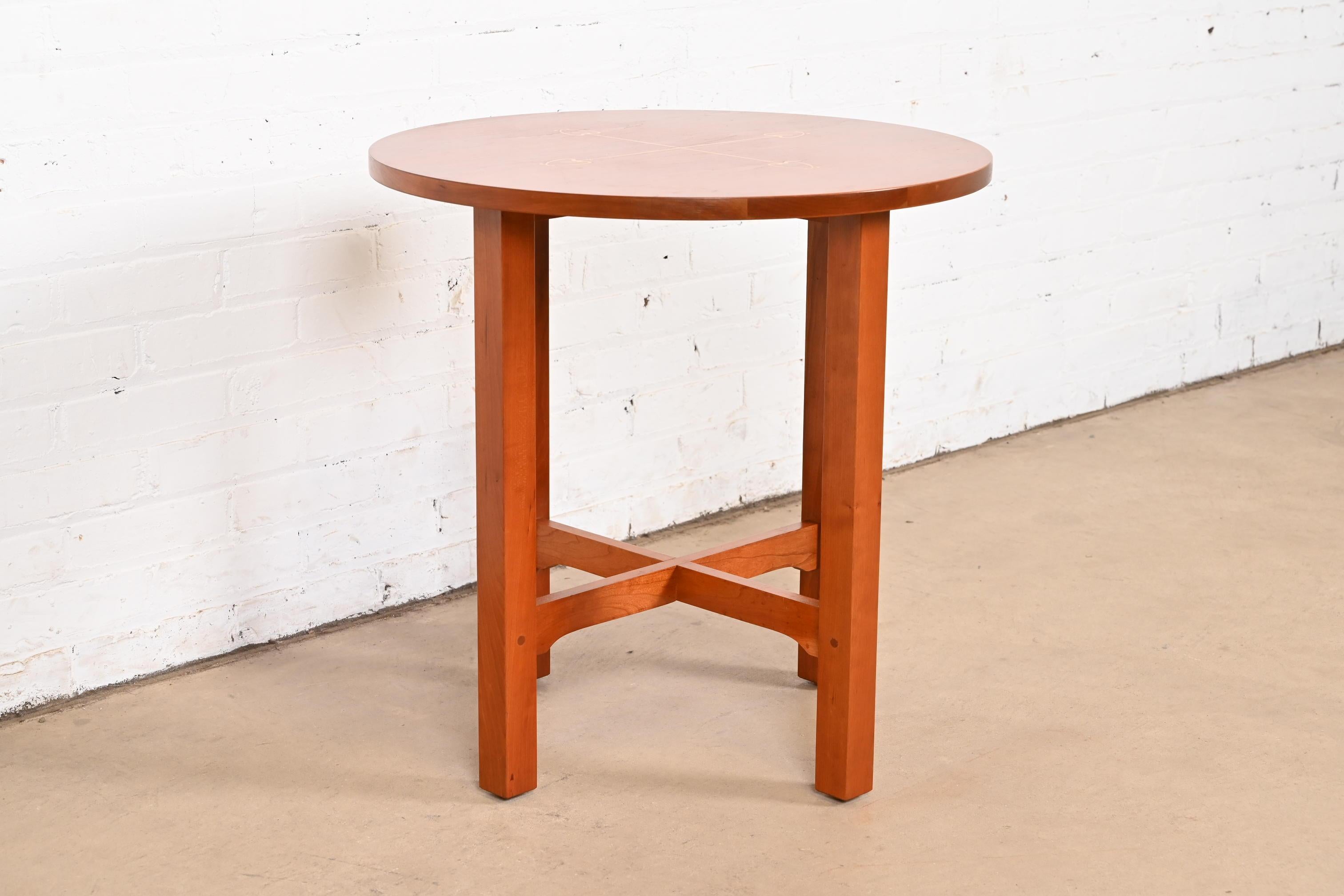Stickley Harvey Ellis Kollektion Arts & Crafts Beistelltisch aus Kirschholz mit Intarsien aus Kirschbaumholz im Zustand „Gut“ im Angebot in South Bend, IN