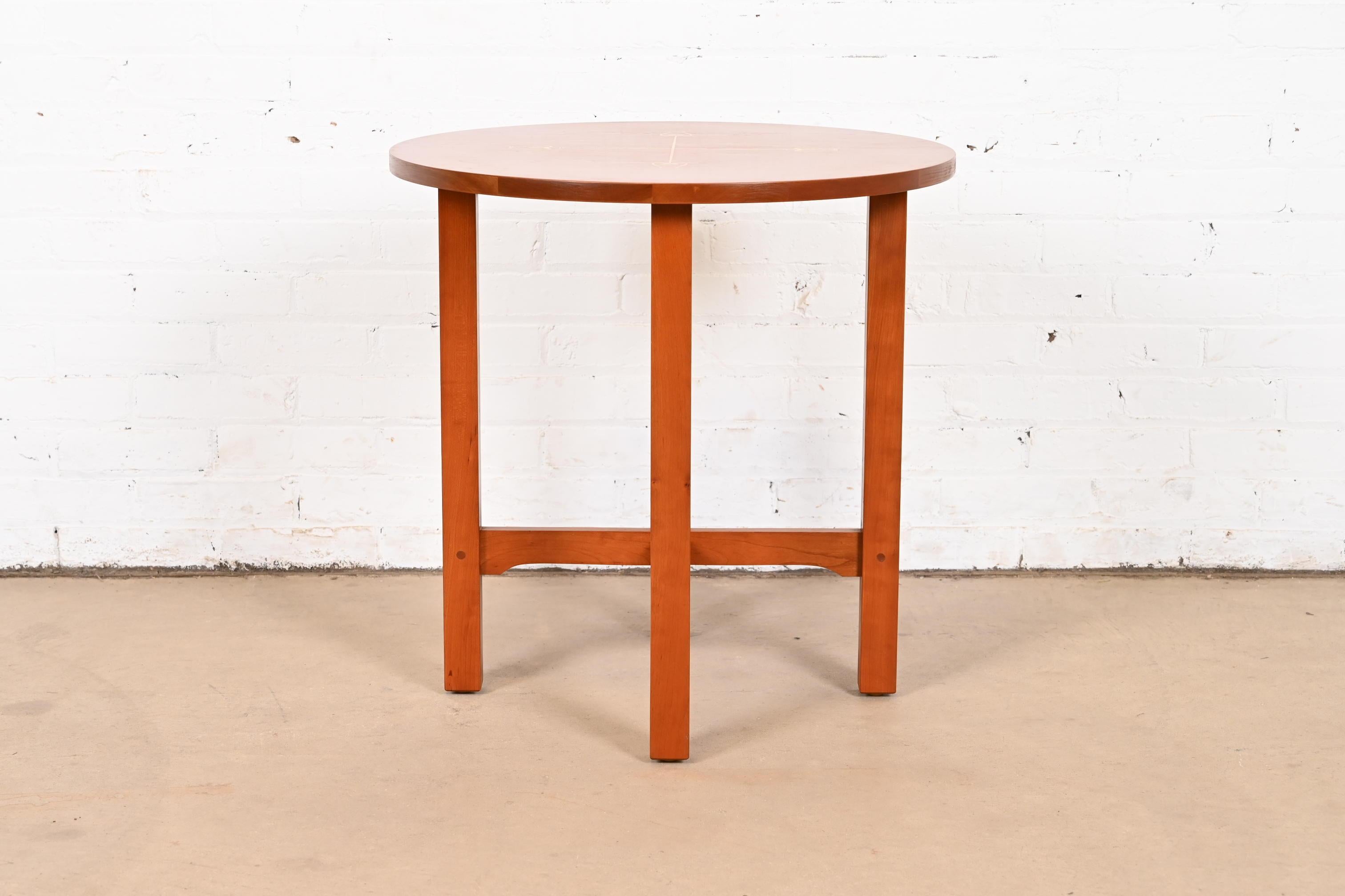 Stickley Harvey Ellis Kollektion Arts & Crafts Beistelltisch aus Kirschholz mit Intarsien aus Kirschbaumholz (21. Jahrhundert und zeitgenössisch) im Angebot
