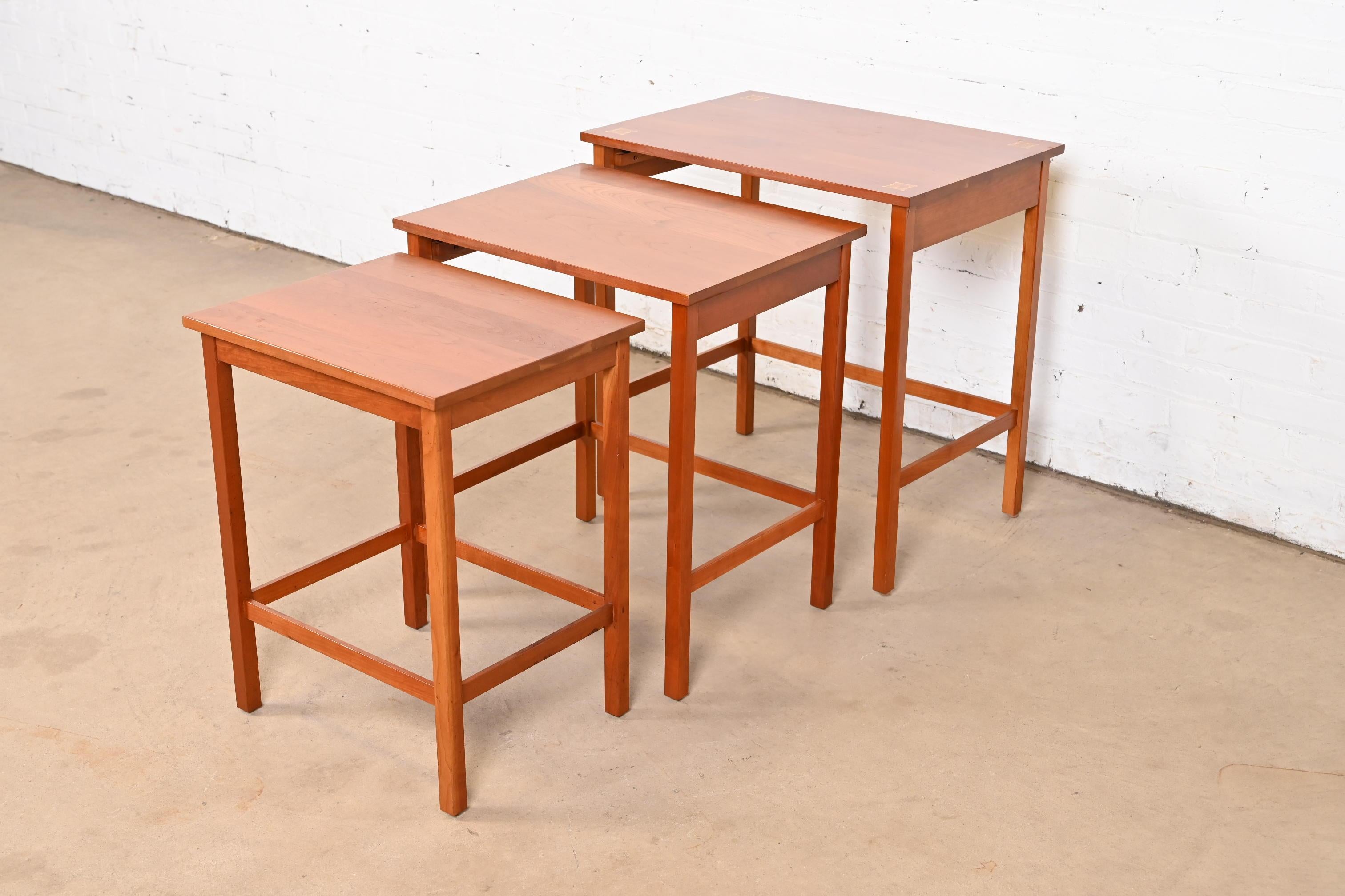 Ein wunderschönes Set aus drei Beistelltischen im Missions- oder Arts & Crafts-Stil

Von L.G. & J.G. Stickley, 