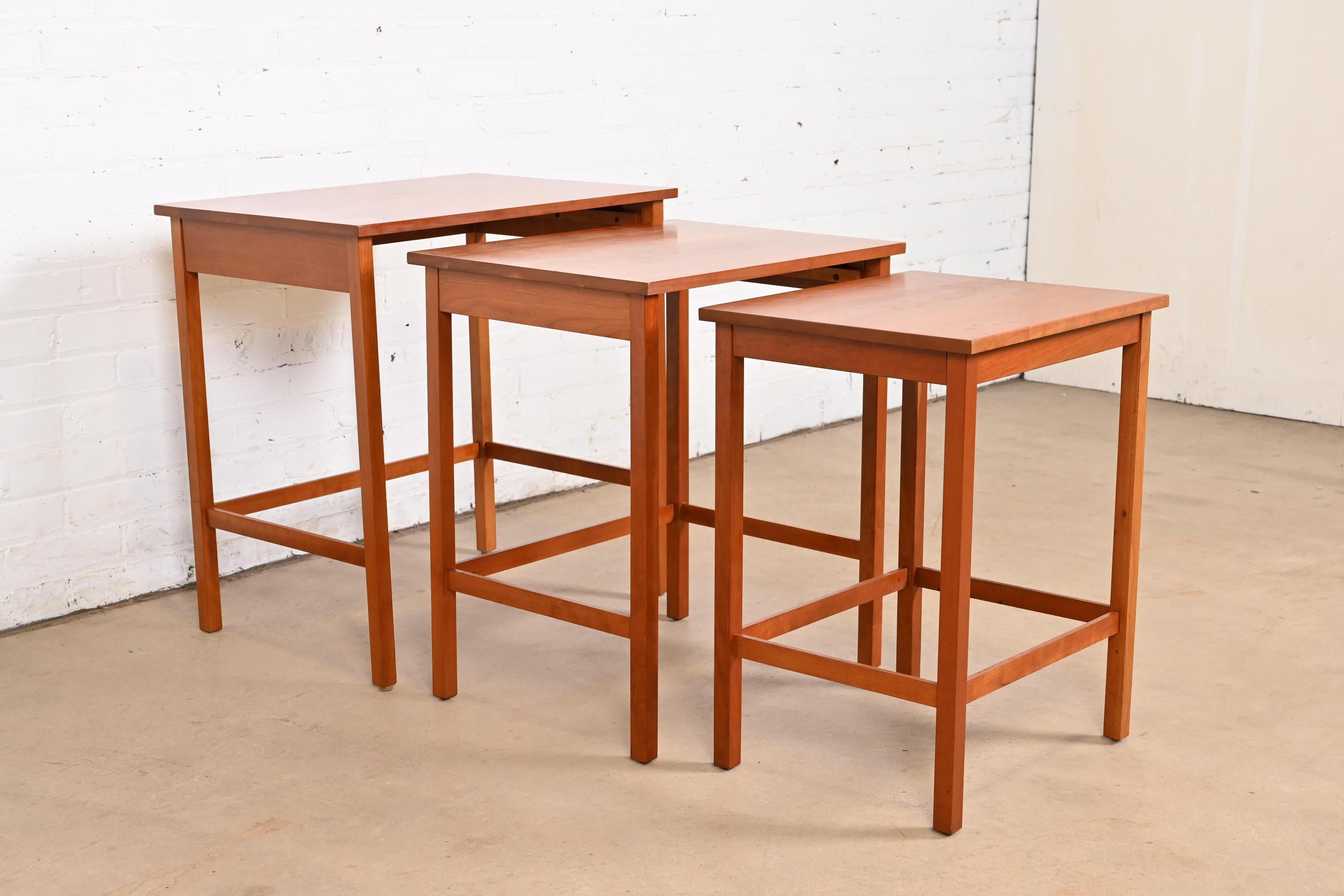 Stickley Harvey Ellis Kollektion Arts & Crafts Beistelltische aus Kirschholz mit Intarsien aus Kirschbaumholz (Arts and Crafts) im Angebot
