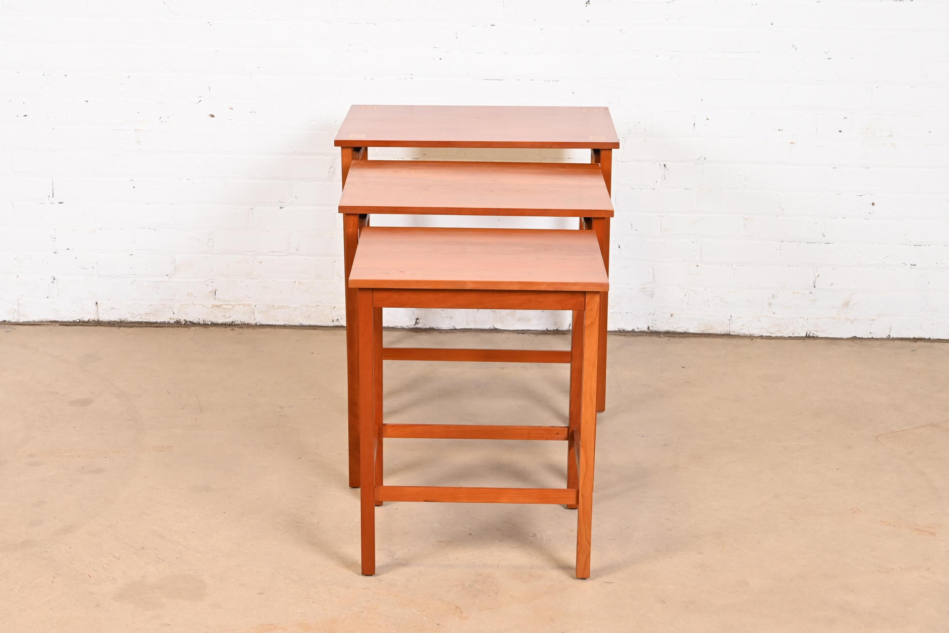 Stickley Harvey Ellis Kollektion Arts & Crafts Beistelltische aus Kirschholz mit Intarsien aus Kirschbaumholz (amerikanisch) im Angebot