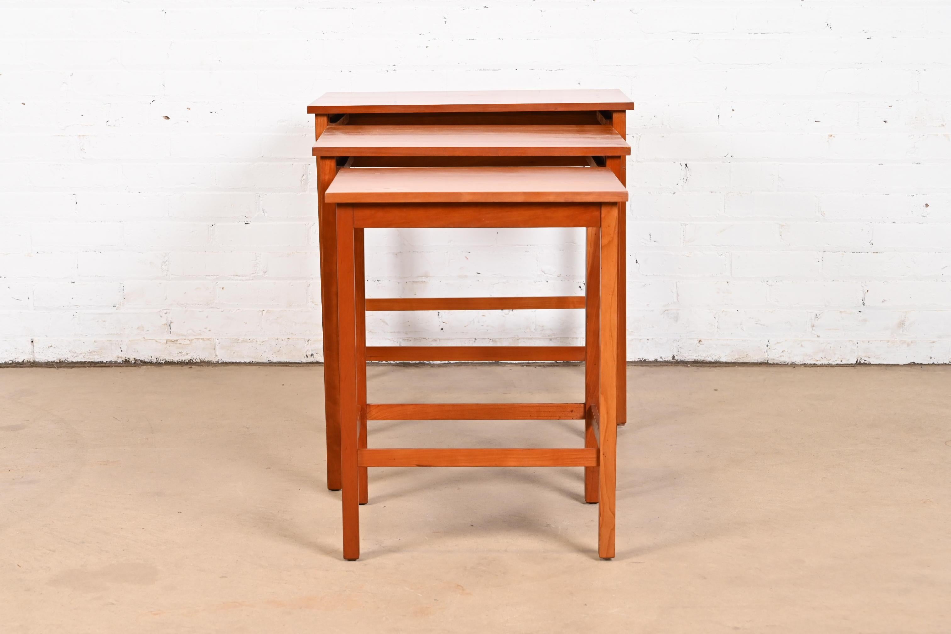 Stickley Harvey Ellis Kollektion Arts & Crafts Beistelltische aus Kirschholz mit Intarsien aus Kirschbaumholz im Zustand „Gut“ im Angebot in South Bend, IN