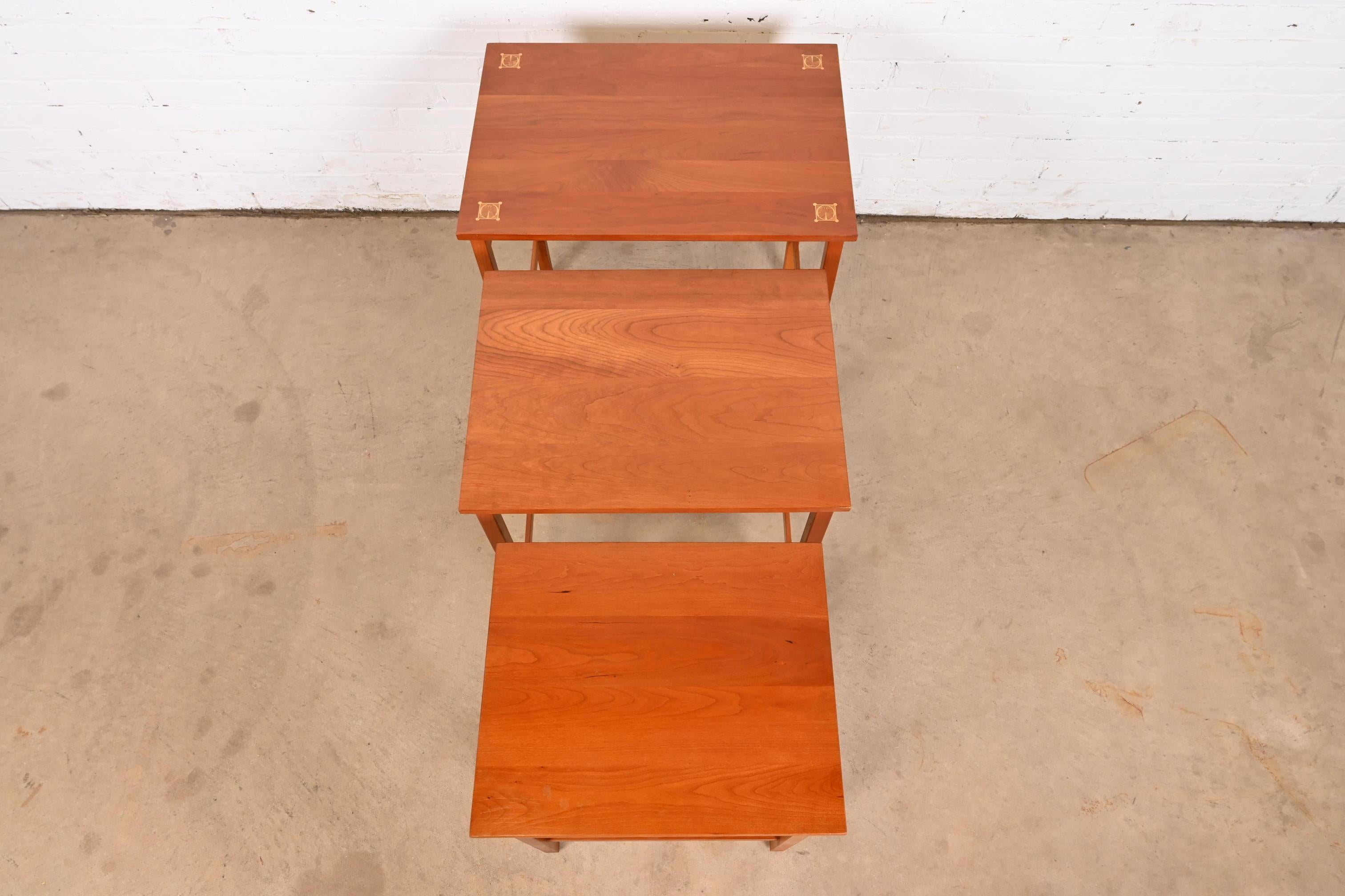 Stickley Harvey Ellis Kollektion Arts & Crafts Beistelltische aus Kirschholz mit Intarsien aus Kirschbaumholz (21. Jahrhundert und zeitgenössisch) im Angebot