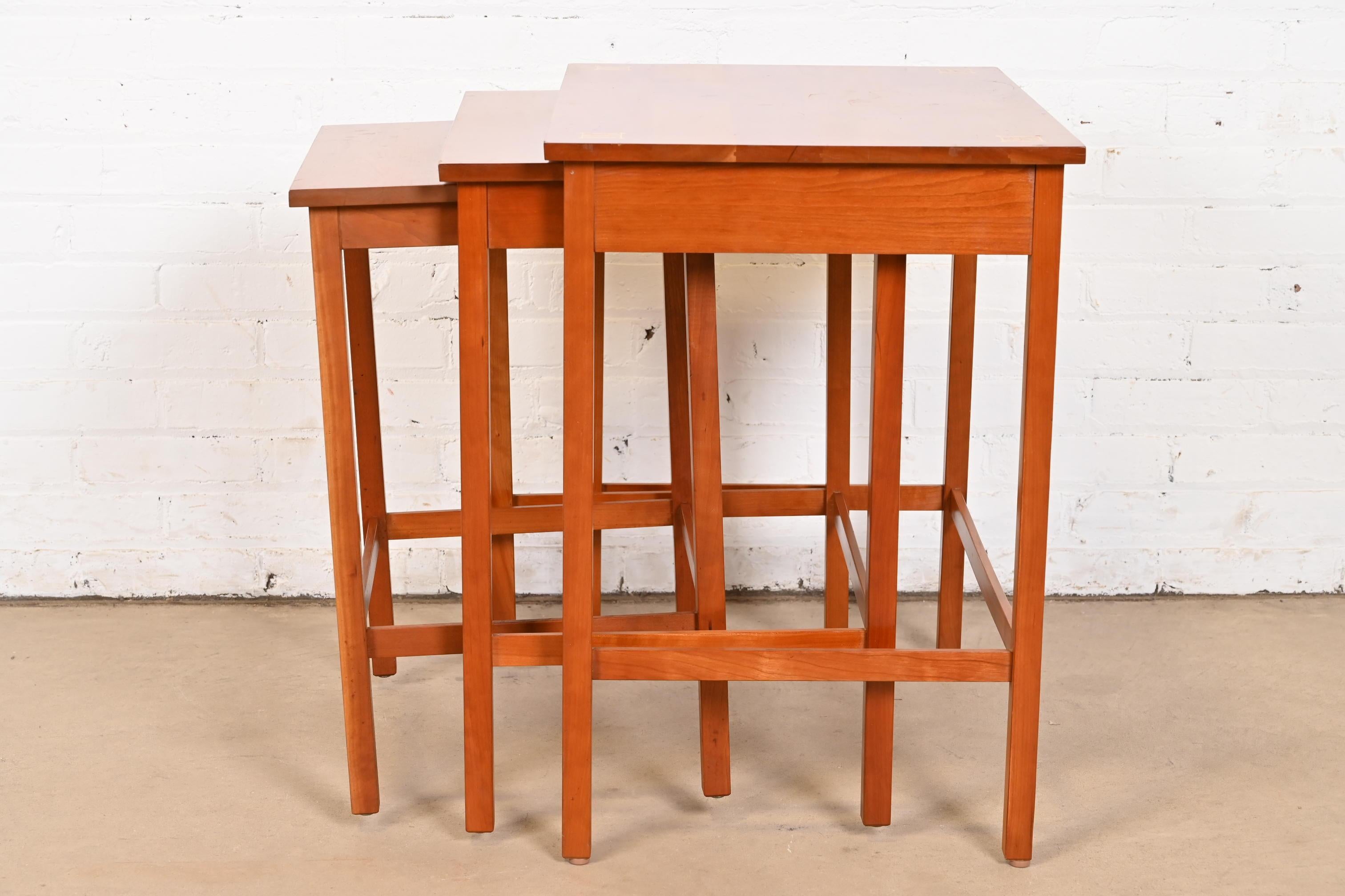 Stickley Harvey Ellis Kollektion Arts & Crafts Beistelltische aus Kirschholz mit Intarsien aus Kirschbaumholz im Angebot 1