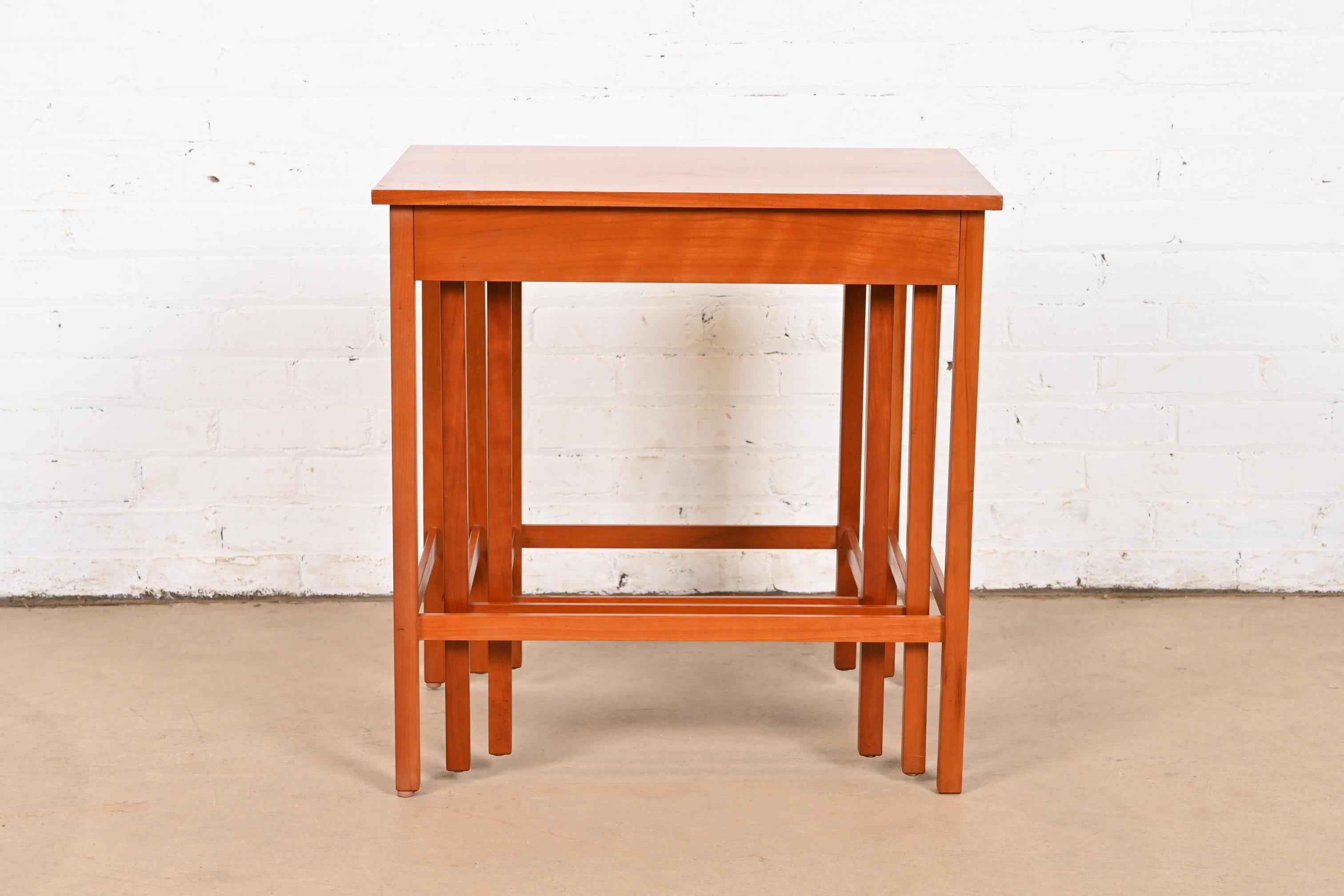 Stickley Harvey Ellis Kollektion Arts & Crafts Beistelltische aus Kirschholz mit Intarsien aus Kirschbaumholz im Angebot 2