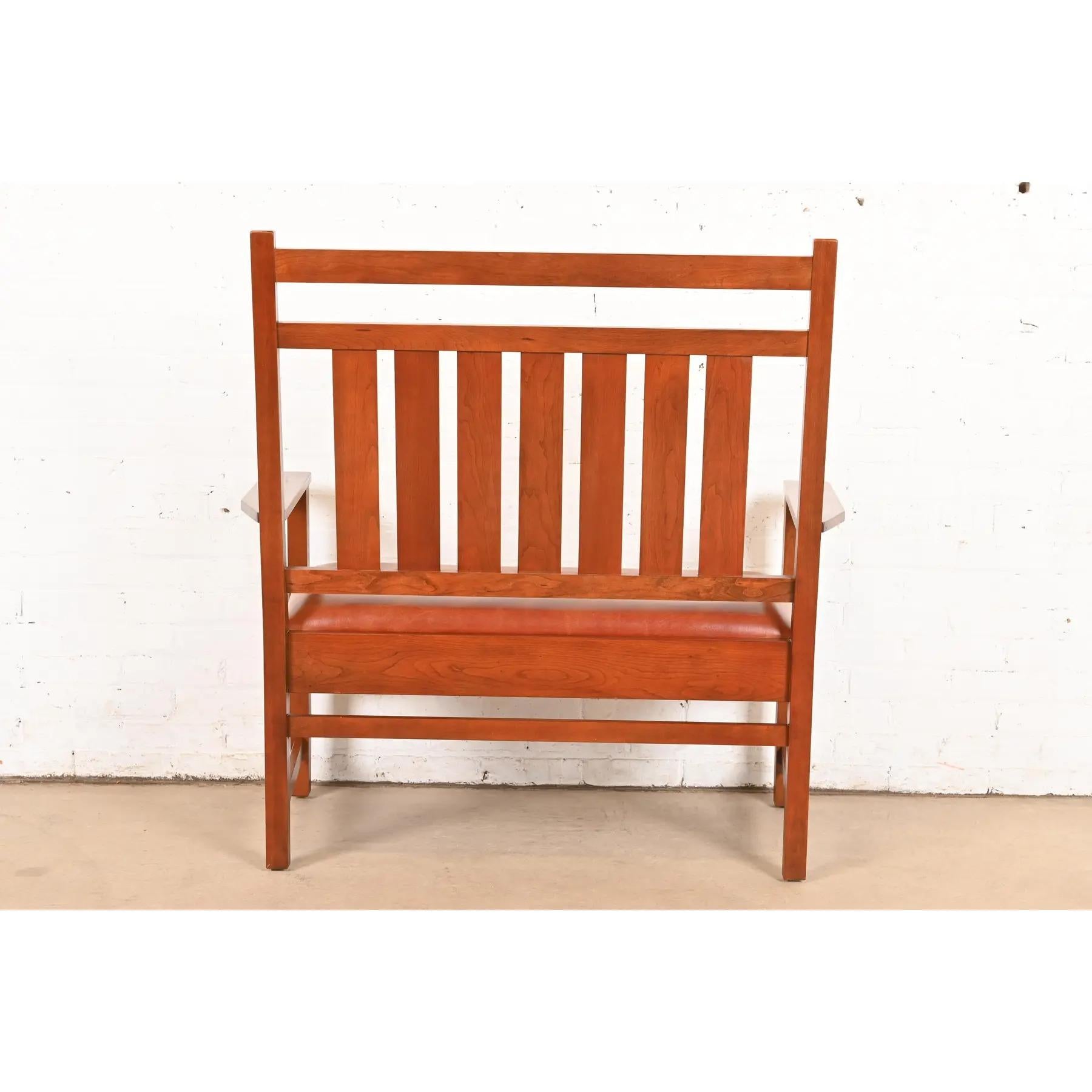 Banc ou canapé en bois de cerisier marqueté de la Collection S Ellis en vente 5