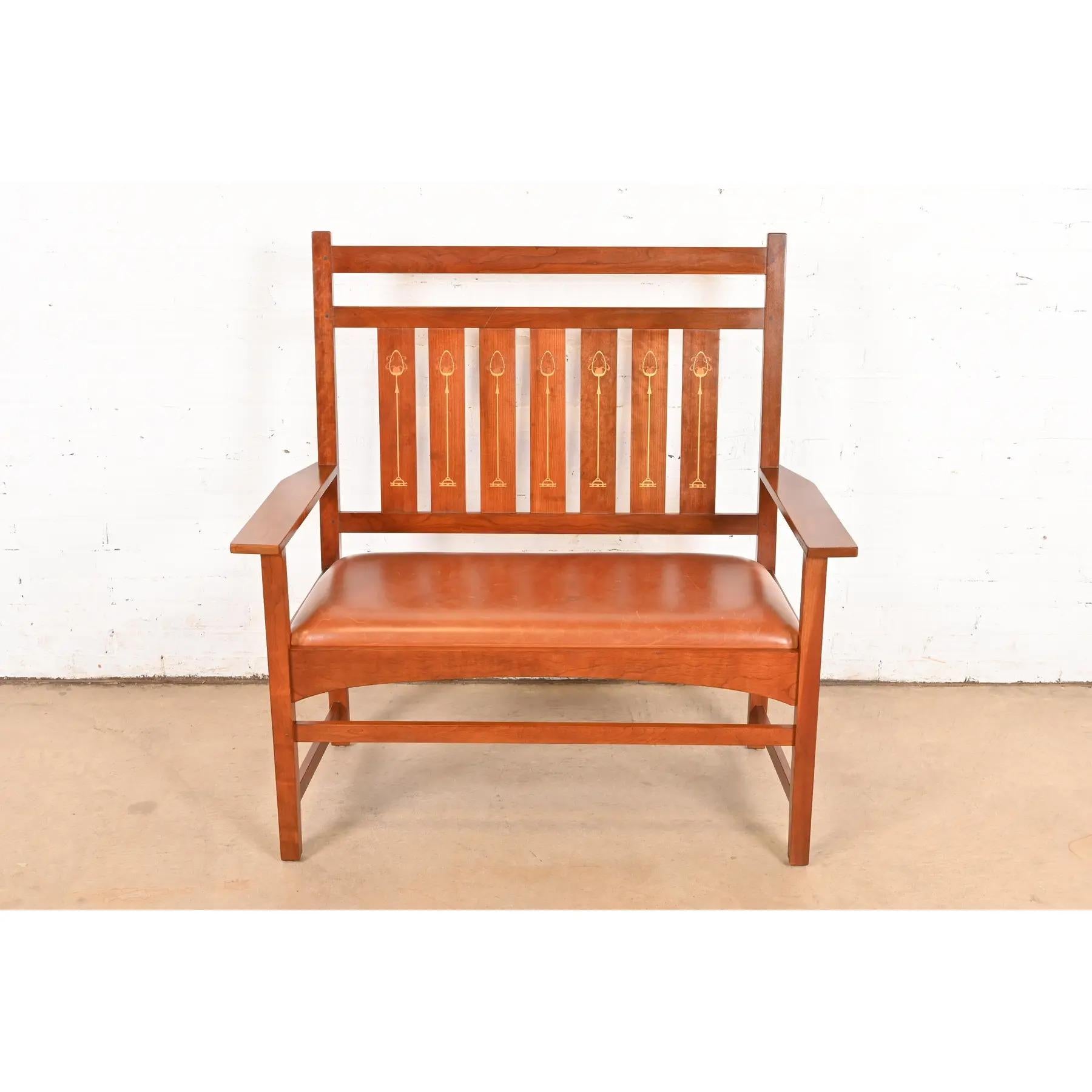 Arts and Crafts Banc ou canapé en bois de cerisier marqueté de la Collection S Ellis en vente
