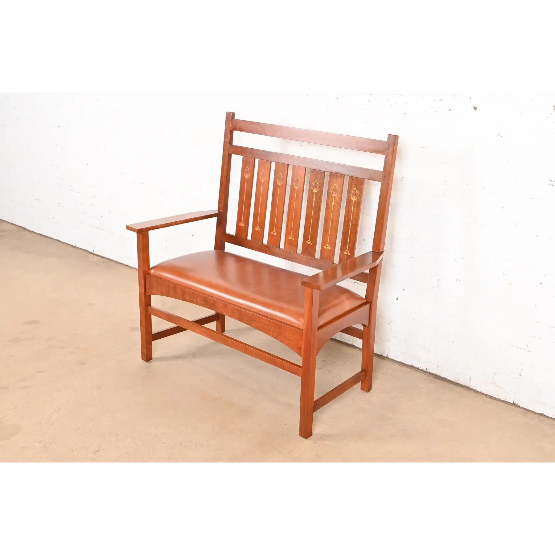 Américain Banc ou canapé en bois de cerisier marqueté de la Collection S Ellis en vente