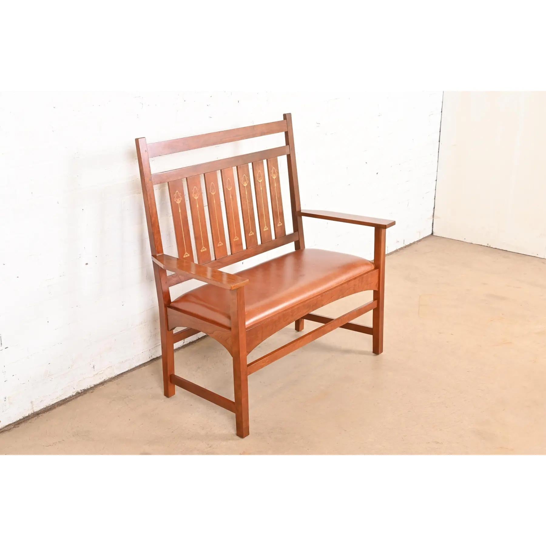 Banc ou canapé en bois de cerisier marqueté de la Collection S Ellis Bon état - En vente à South Bend, IN