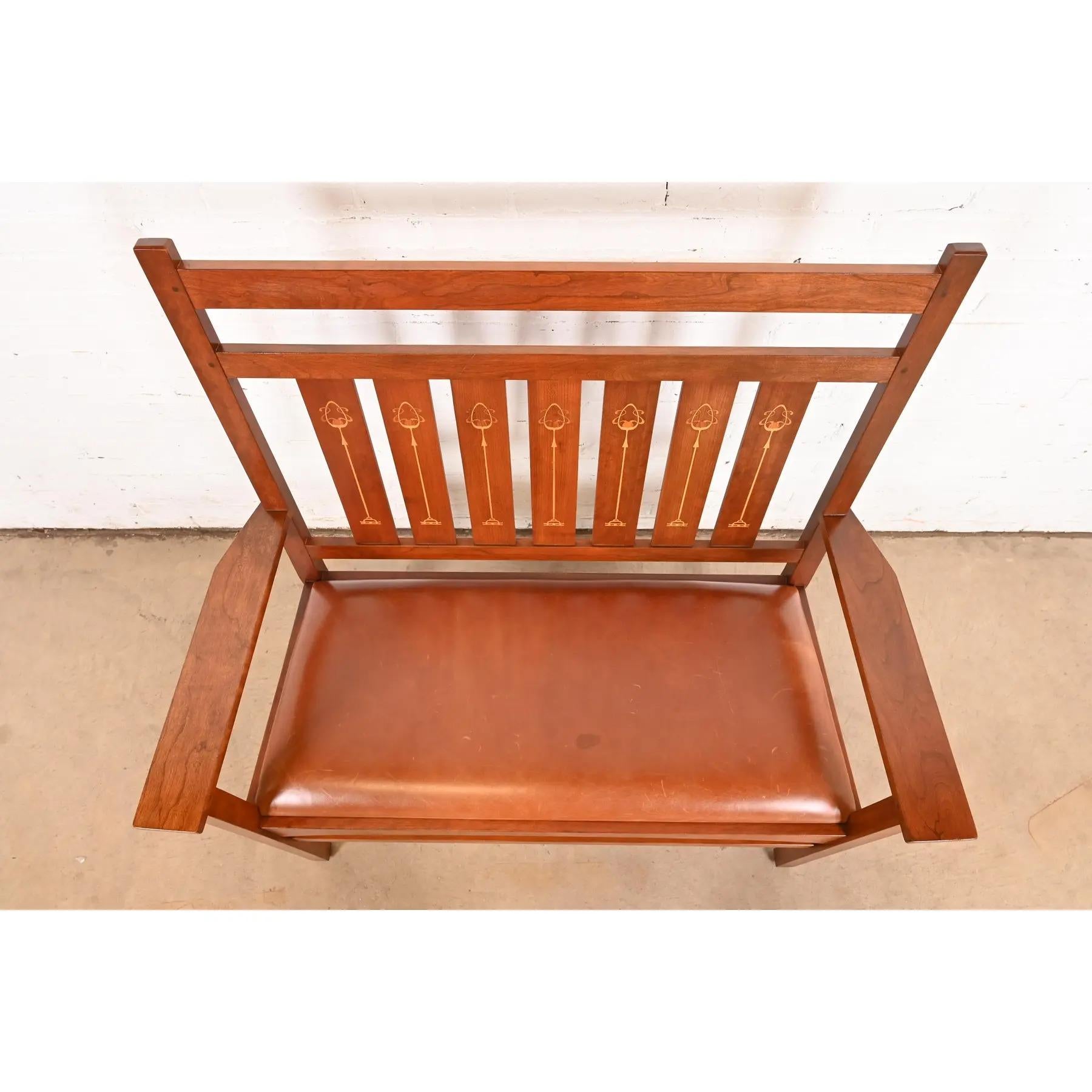 20ième siècle Banc ou canapé en bois de cerisier marqueté de la Collection S Ellis en vente