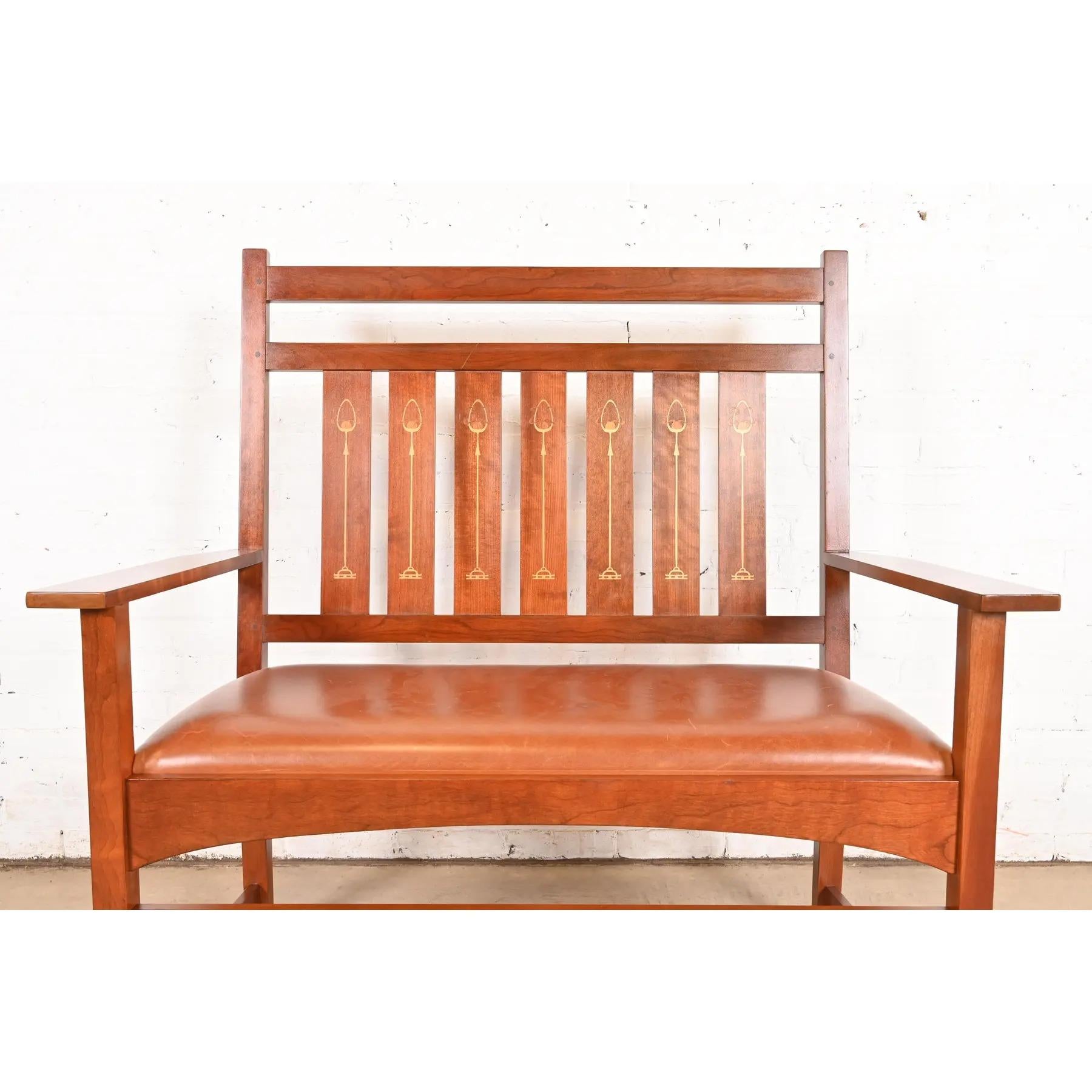 Tissu d'ameublement Banc ou canapé en bois de cerisier marqueté de la Collection S Ellis en vente