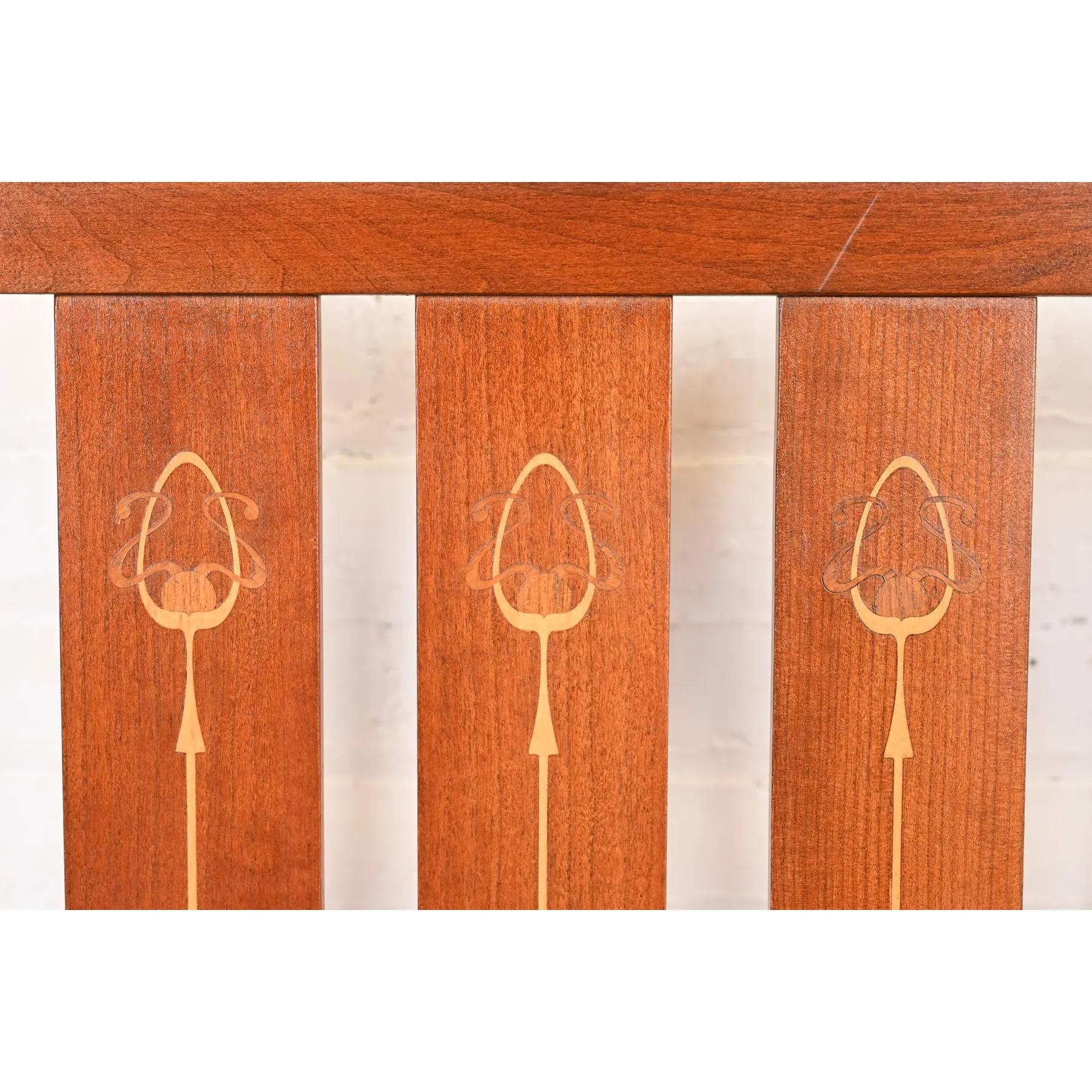 Banc ou canapé en bois de cerisier marqueté de la Collection S Ellis en vente 1