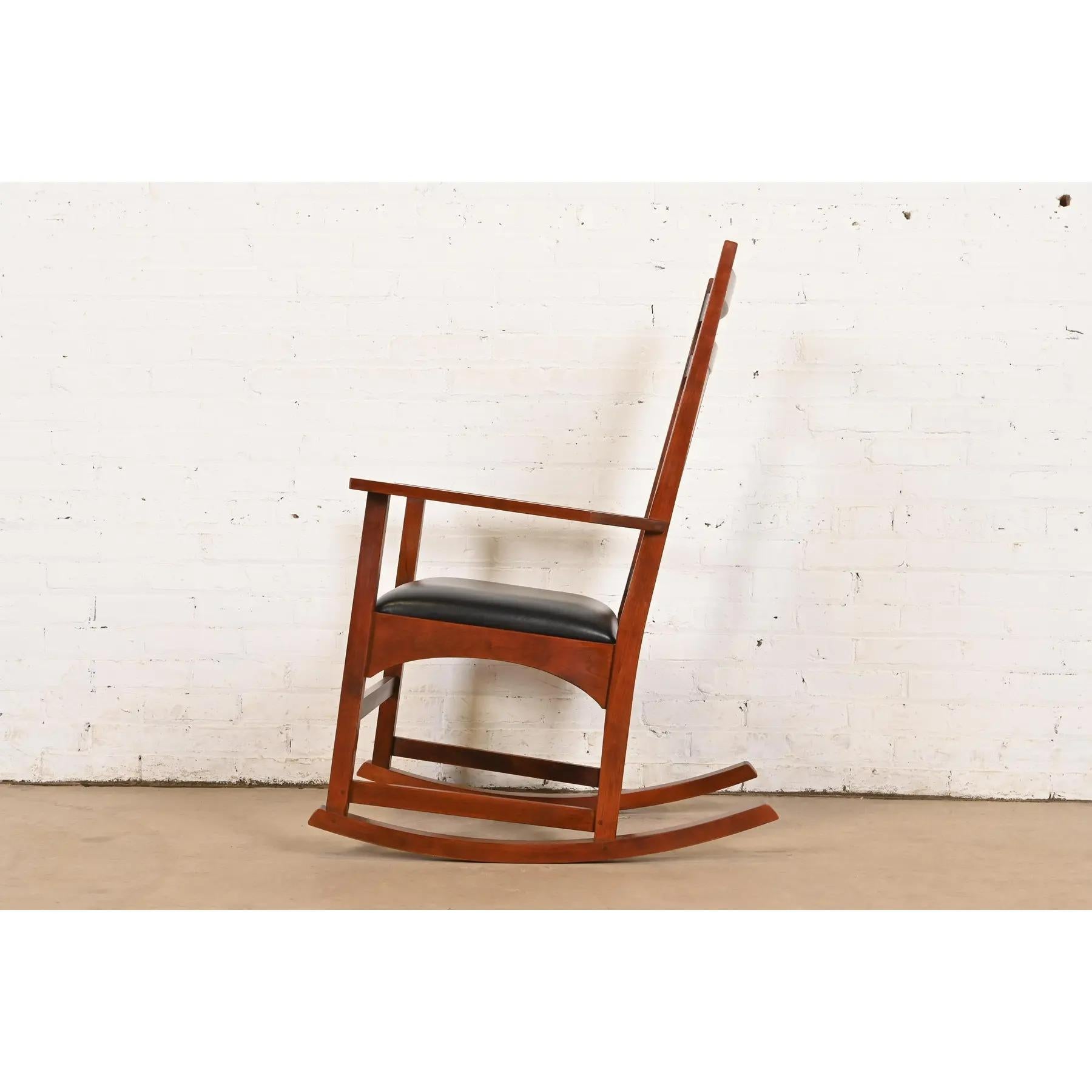 Sedia a dondolo in legno di ciliegio della collezione Harvey Ellis Mission Arts & Crafts di Stickley in vendita 3