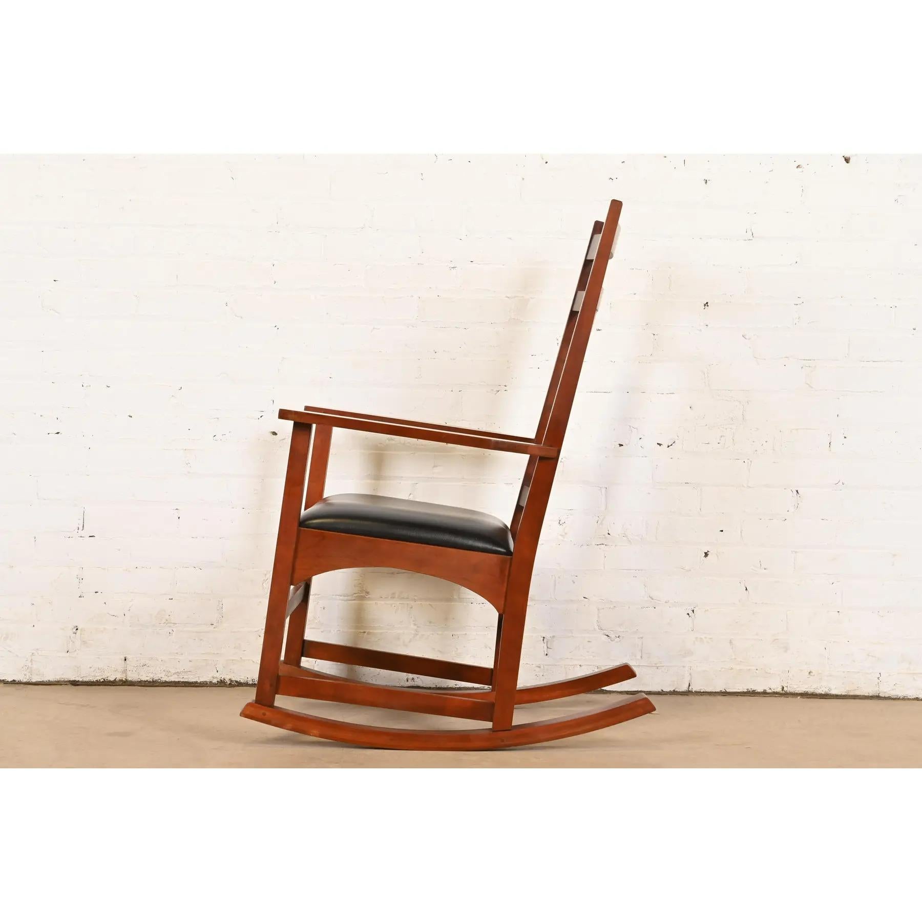 Sedia a dondolo in legno di ciliegio della collezione Harvey Ellis Mission Arts & Crafts di Stickley in vendita 3